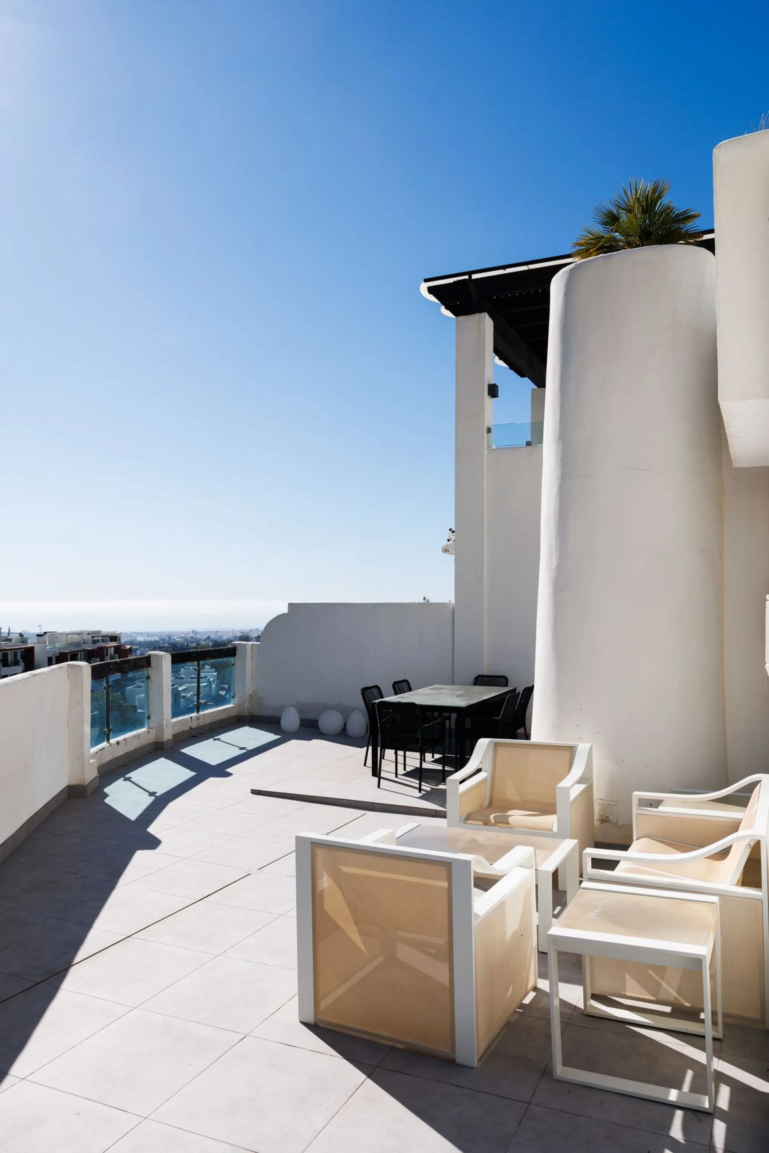 A charming residential apartment located within the Green Valley – Phase III development in the prestigious area of Benahavís, just a short distance from Marbella. This area is well known for its peaceful surroundings, natural beauty, and proximity to gol