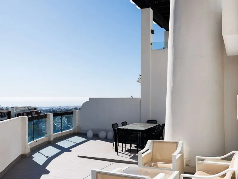 A charming residential apartment located within the Green Valley – Phase III development in the prestigious area of Benahavís, just a short distance from Marbella. This area is well known for its peaceful surroundings, natural beauty, and proximity to gol