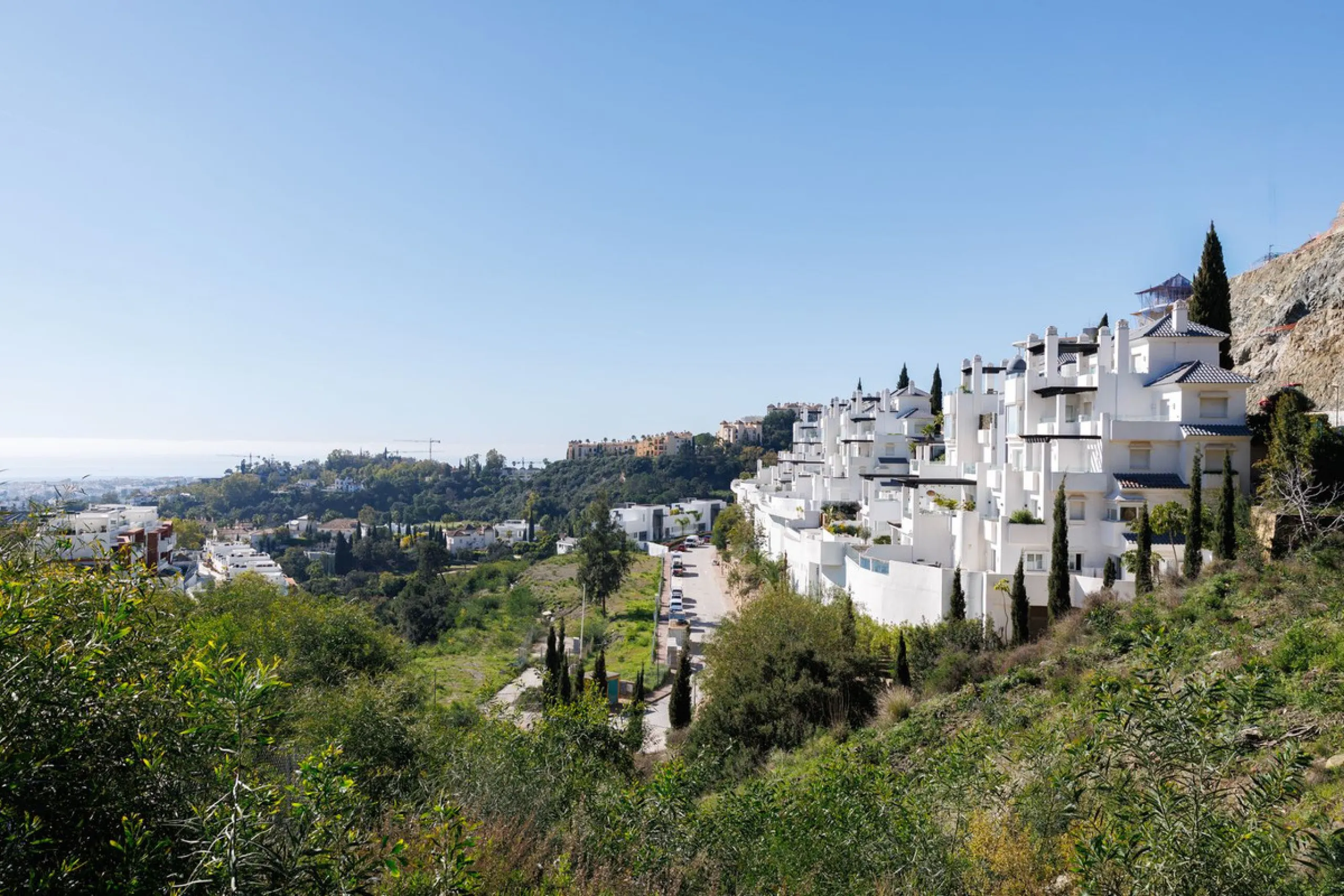A charming residential apartment located within the Green Valley – Phase III development in the prestigious area of Benahavís, just a short distance from Marbella. This area is well known for its peaceful surroundings, natural beauty, and proximity to gol