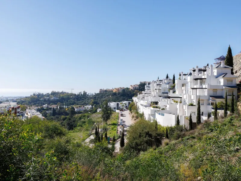 A charming residential apartment located within the Green Valley – Phase III development in the prestigious area of Benahavís, just a short distance from Marbella. This area is well known for its peaceful surroundings, natural beauty, and proximity to gol