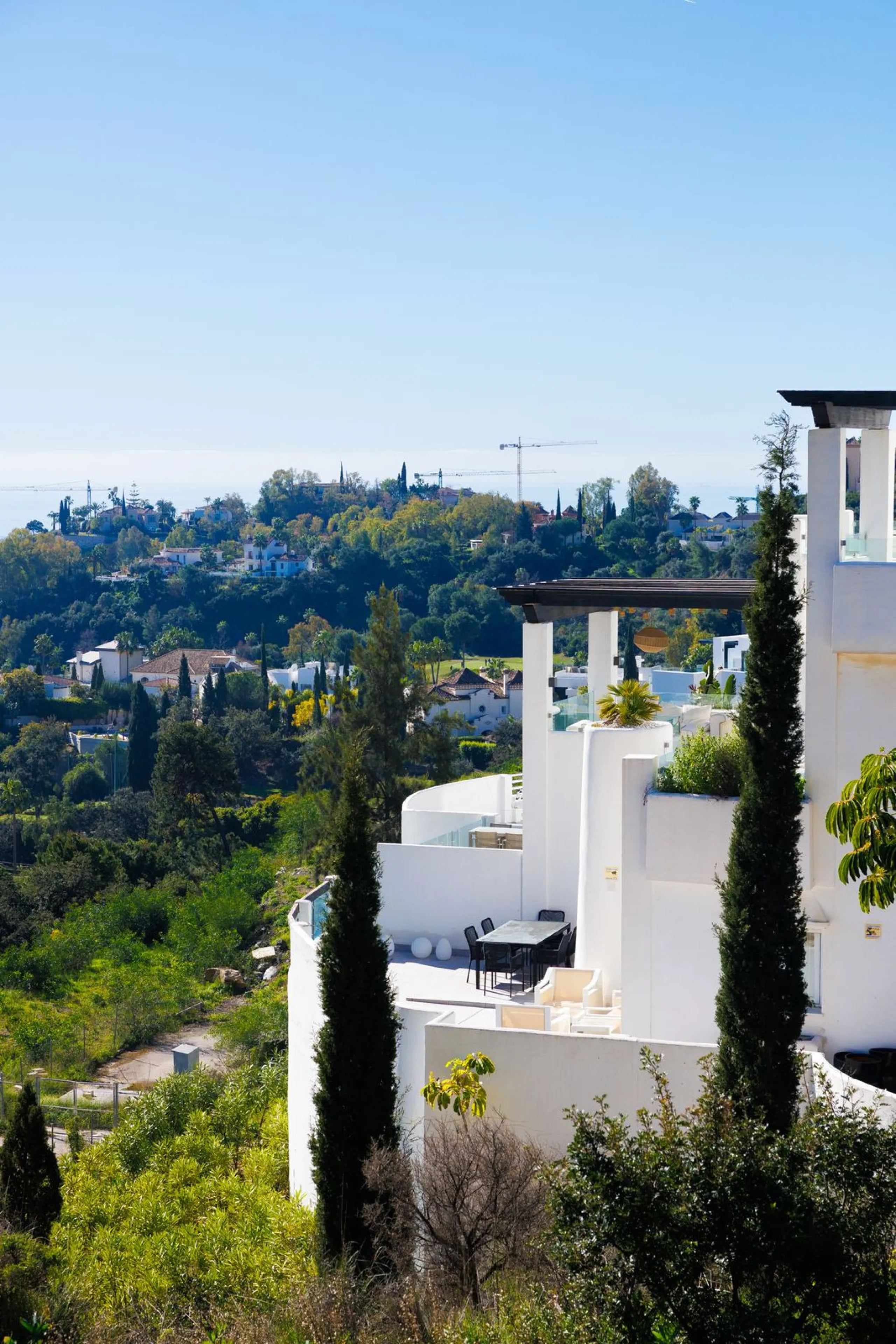 A charming residential apartment located within the Green Valley – Phase III development in the prestigious area of Benahavís, just a short distance from Marbella. This area is well known for its peaceful surroundings, natural beauty, and proximity to gol