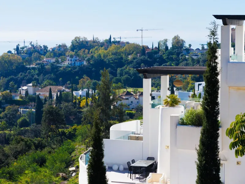 A charming residential apartment located within the Green Valley – Phase III development in the prestigious area of Benahavís, just a short distance from Marbella. This area is well known for its peaceful surroundings, natural beauty, and proximity to gol
