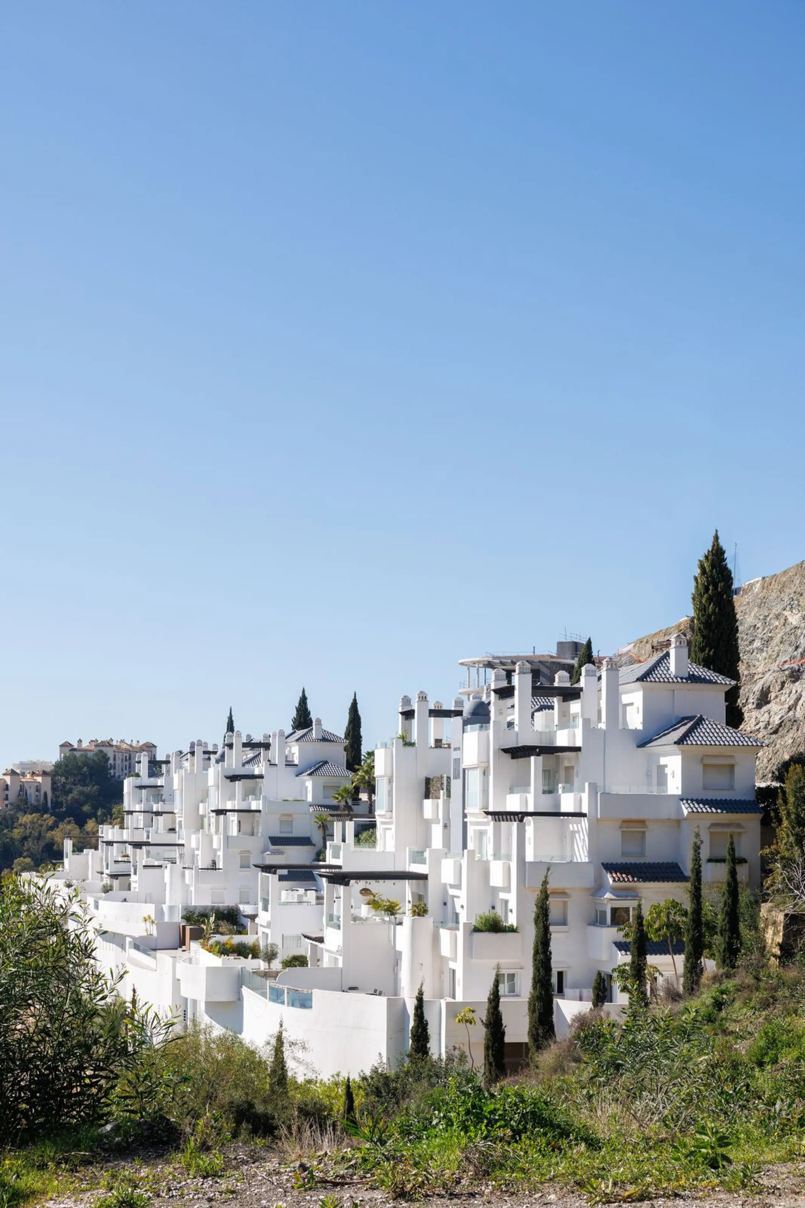 A charming residential apartment located within the Green Valley – Phase III development in the prestigious area of Benahavís, just a short distance from Marbella. This area is well known for its peaceful surroundings, natural beauty, and proximity to gol