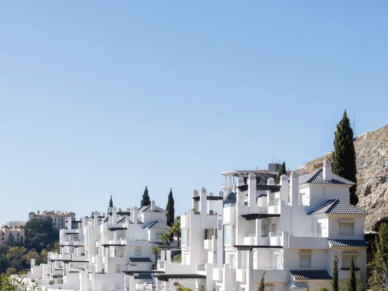 A charming residential apartment located within the Green Valley – Phase III development in the prestigious area of Benahavís, just a short distance from Marbella. This area is well known for its peaceful surroundings, natural beauty, and proximity to gol