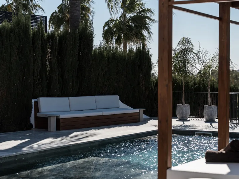 A four-bedroom villa in Nueva Andalucía with open golf and sea views, arranged over multiple levels with a garden-level pool, integrated outdoor kitchen, generous terraces and a private garage.