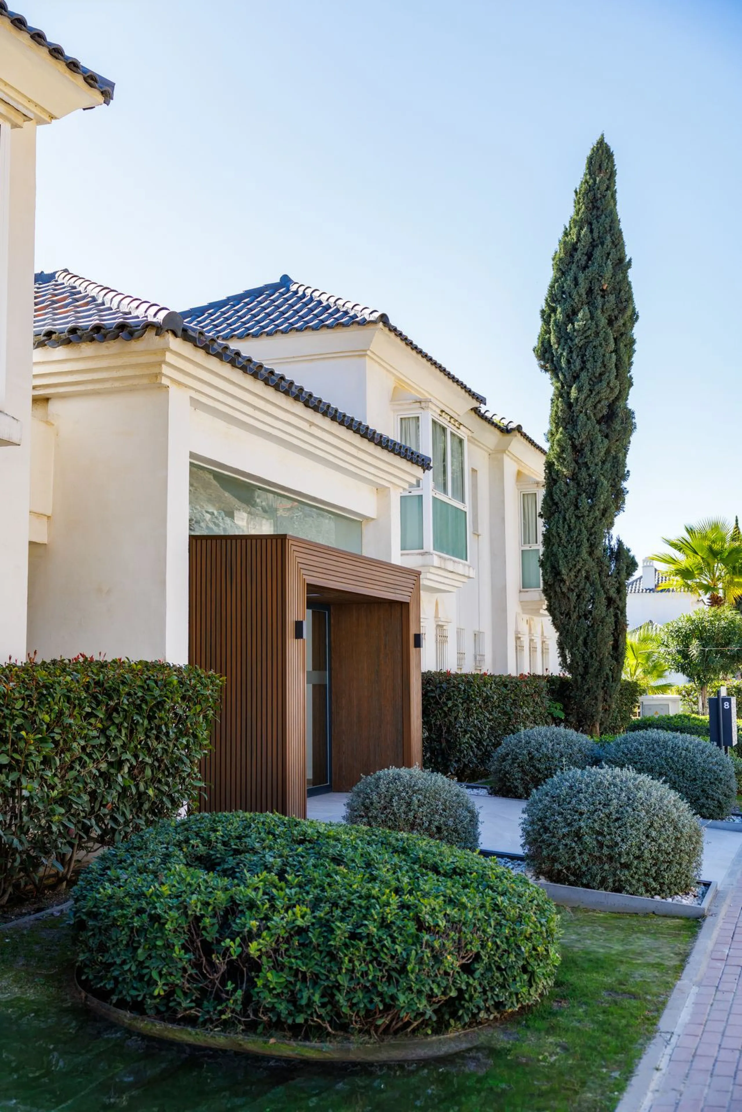 A charming residential apartment located within the Green Valley – Phase III development in the prestigious area of Benahavís, just a short distance from Marbella. This area is well known for its peaceful surroundings, natural beauty, and proximity to gol