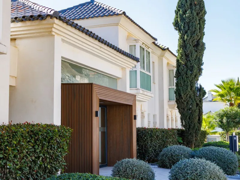 A charming residential apartment located within the Green Valley – Phase III development in the prestigious area of Benahavís, just a short distance from Marbella. This area is well known for its peaceful surroundings, natural beauty, and proximity to gol