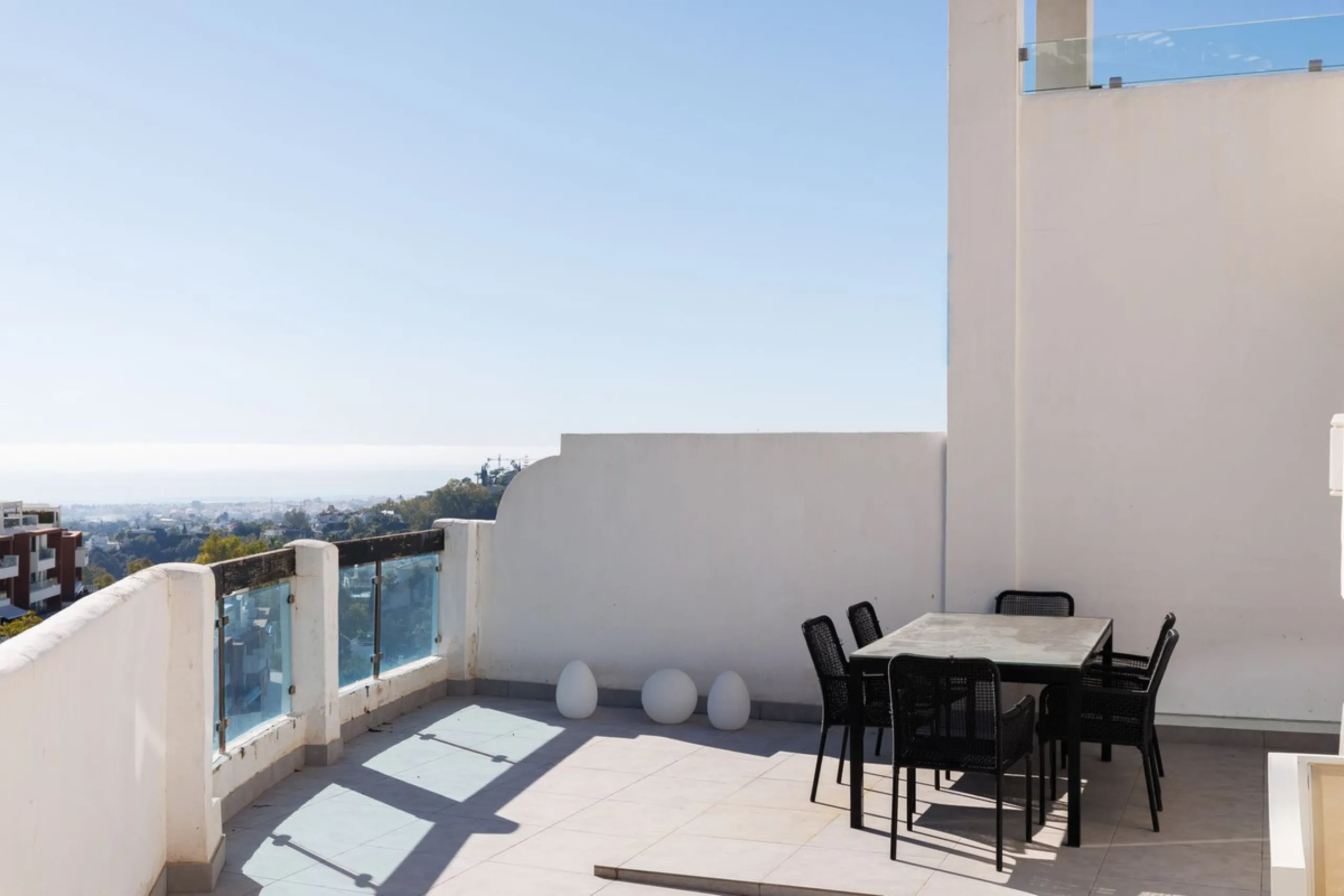 A charming residential apartment located within the Green Valley – Phase III development in the prestigious area of Benahavís, just a short distance from Marbella. This area is well known for its peaceful surroundings, natural beauty, and proximity to gol