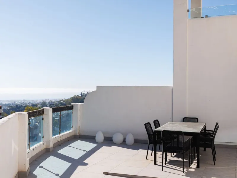 A charming residential apartment located within the Green Valley – Phase III development in the prestigious area of Benahavís, just a short distance from Marbella. This area is well known for its peaceful surroundings, natural beauty, and proximity to gol