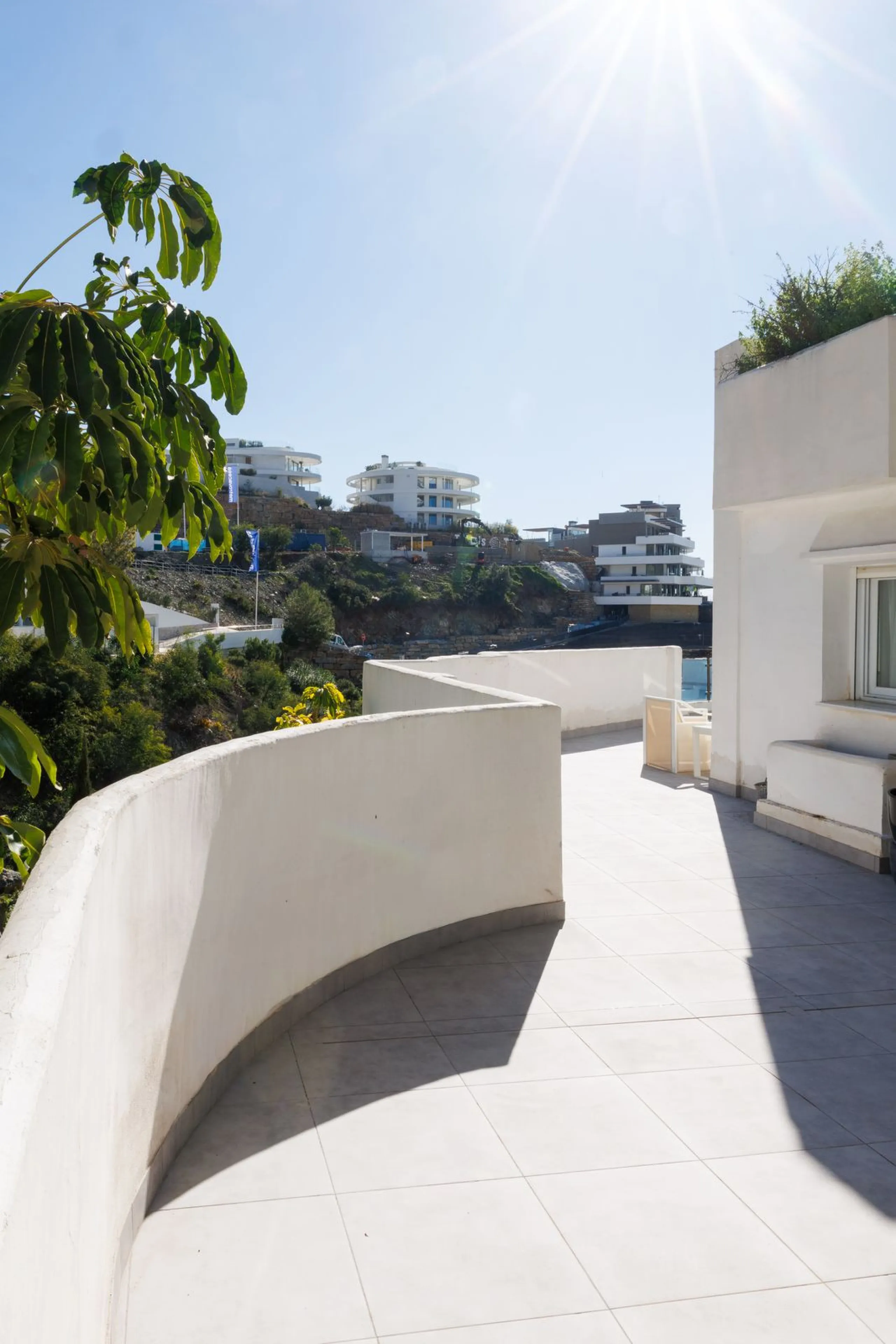 A charming residential apartment located within the Green Valley – Phase III development in the prestigious area of Benahavís, just a short distance from Marbella. This area is well known for its peaceful surroundings, natural beauty, and proximity to gol