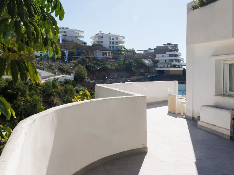 A charming residential apartment located within the Green Valley – Phase III development in the prestigious area of Benahavís, just a short distance from Marbella. This area is well known for its peaceful surroundings, natural beauty, and proximity to gol