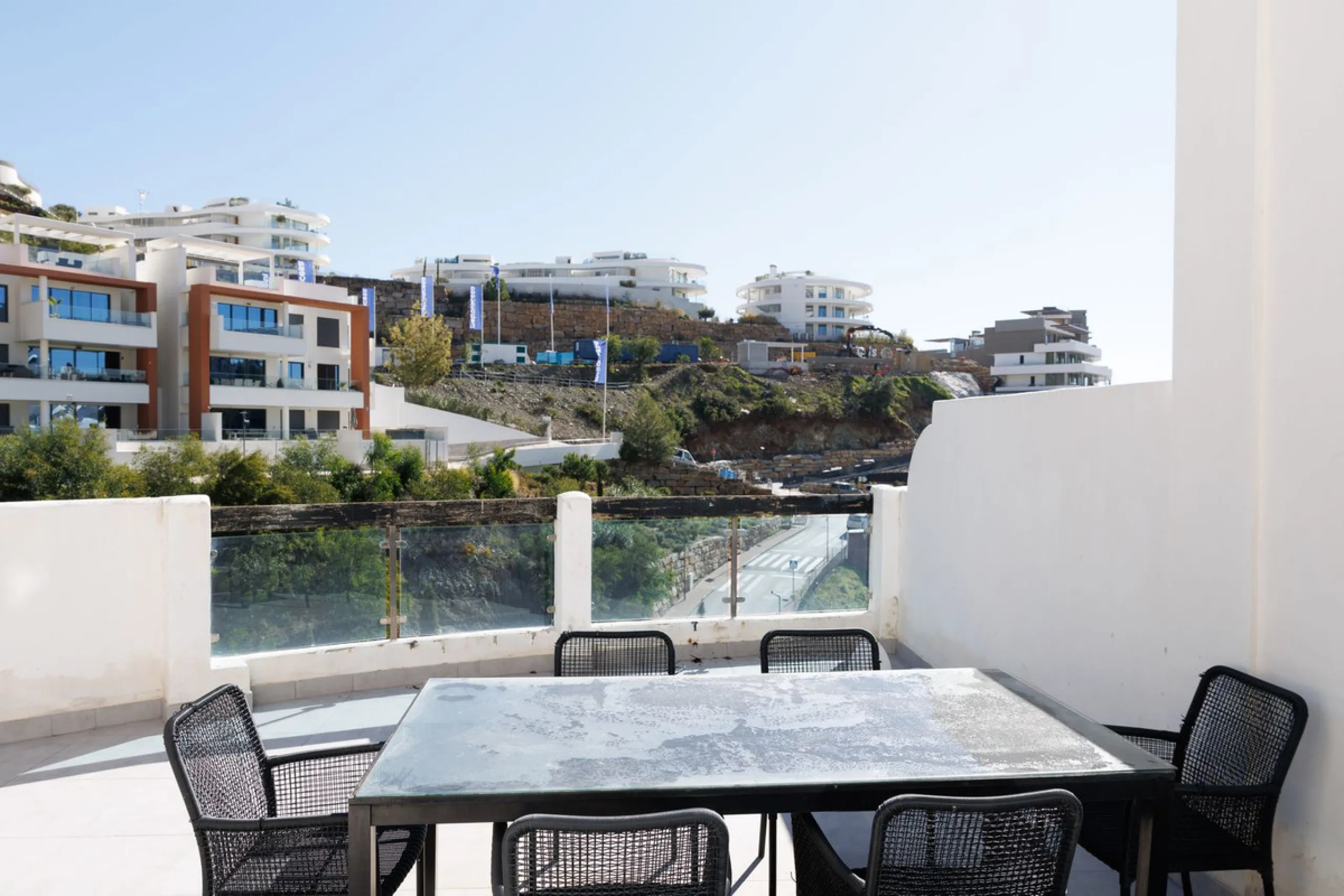 A charming residential apartment located within the Green Valley – Phase III development in the prestigious area of Benahavís, just a short distance from Marbella. This area is well known for its peaceful surroundings, natural beauty, and proximity to gol