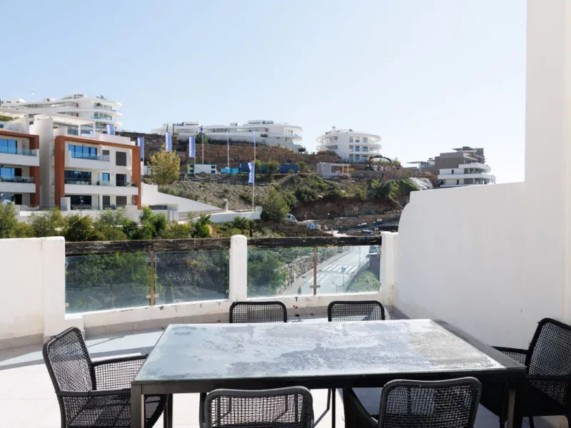 A charming residential apartment located within the Green Valley – Phase III development in the prestigious area of Benahavís, just a short distance from Marbella. This area is well known for its peaceful surroundings, natural beauty, and proximity to gol