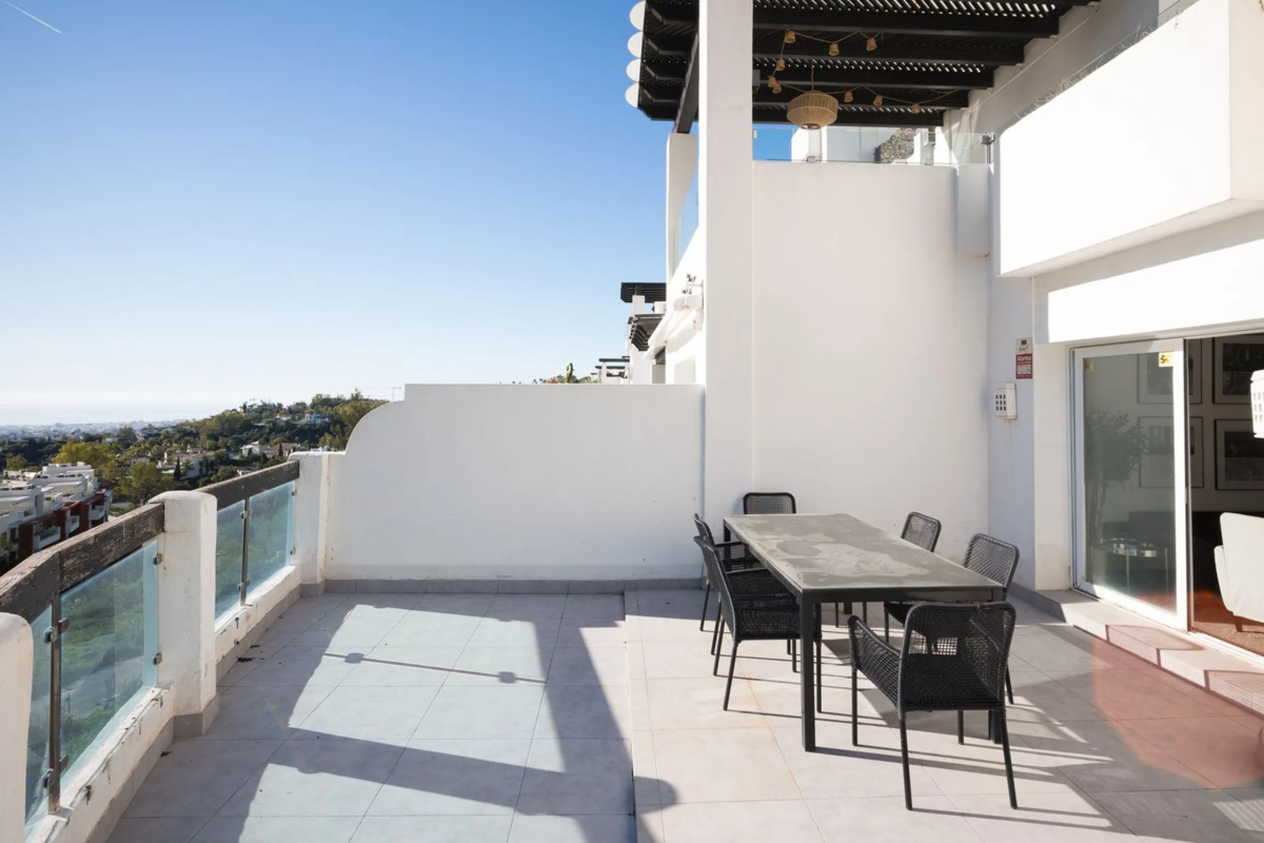 A charming residential apartment located within the Green Valley – Phase III development in the prestigious area of Benahavís, just a short distance from Marbella. This area is well known for its peaceful surroundings, natural beauty, and proximity to gol
