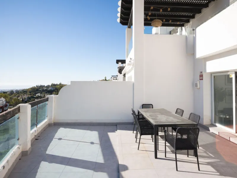 A charming residential apartment located within the Green Valley – Phase III development in the prestigious area of Benahavís, just a short distance from Marbella. This area is well known for its peaceful surroundings, natural beauty, and proximity to gol
