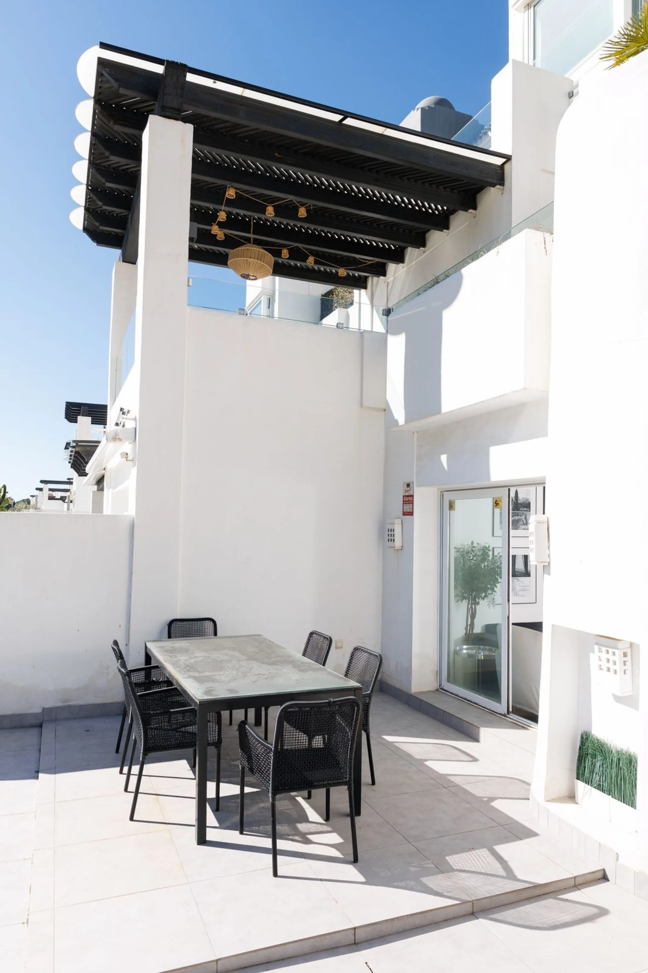 A charming residential apartment located within the Green Valley – Phase III development in the prestigious area of Benahavís, just a short distance from Marbella. This area is well known for its peaceful surroundings, natural beauty, and proximity to gol