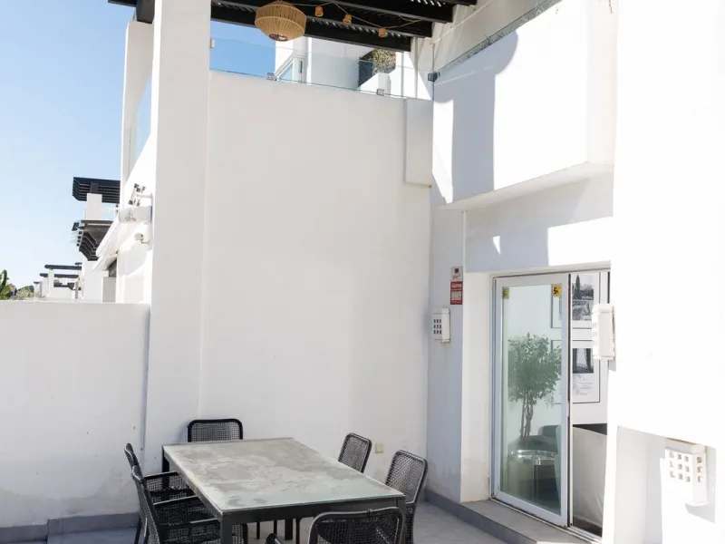 A charming residential apartment located within the Green Valley – Phase III development in the prestigious area of Benahavís, just a short distance from Marbella. This area is well known for its peaceful surroundings, natural beauty, and proximity to gol