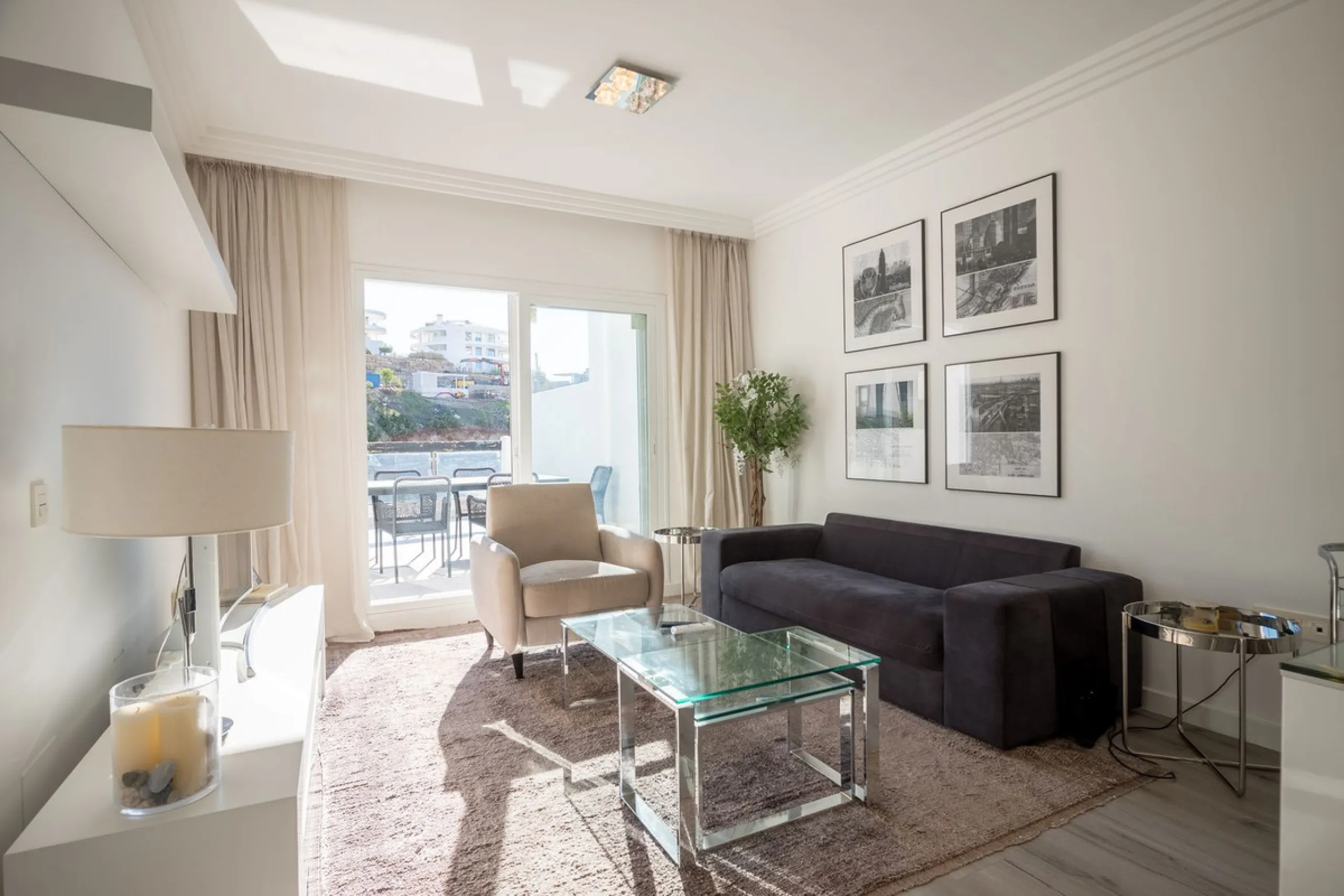 A charming residential apartment located within the Green Valley – Phase III development in the prestigious area of Benahavís, just a short distance from Marbella. This area is well known for its peaceful surroundings, natural beauty, and proximity to gol