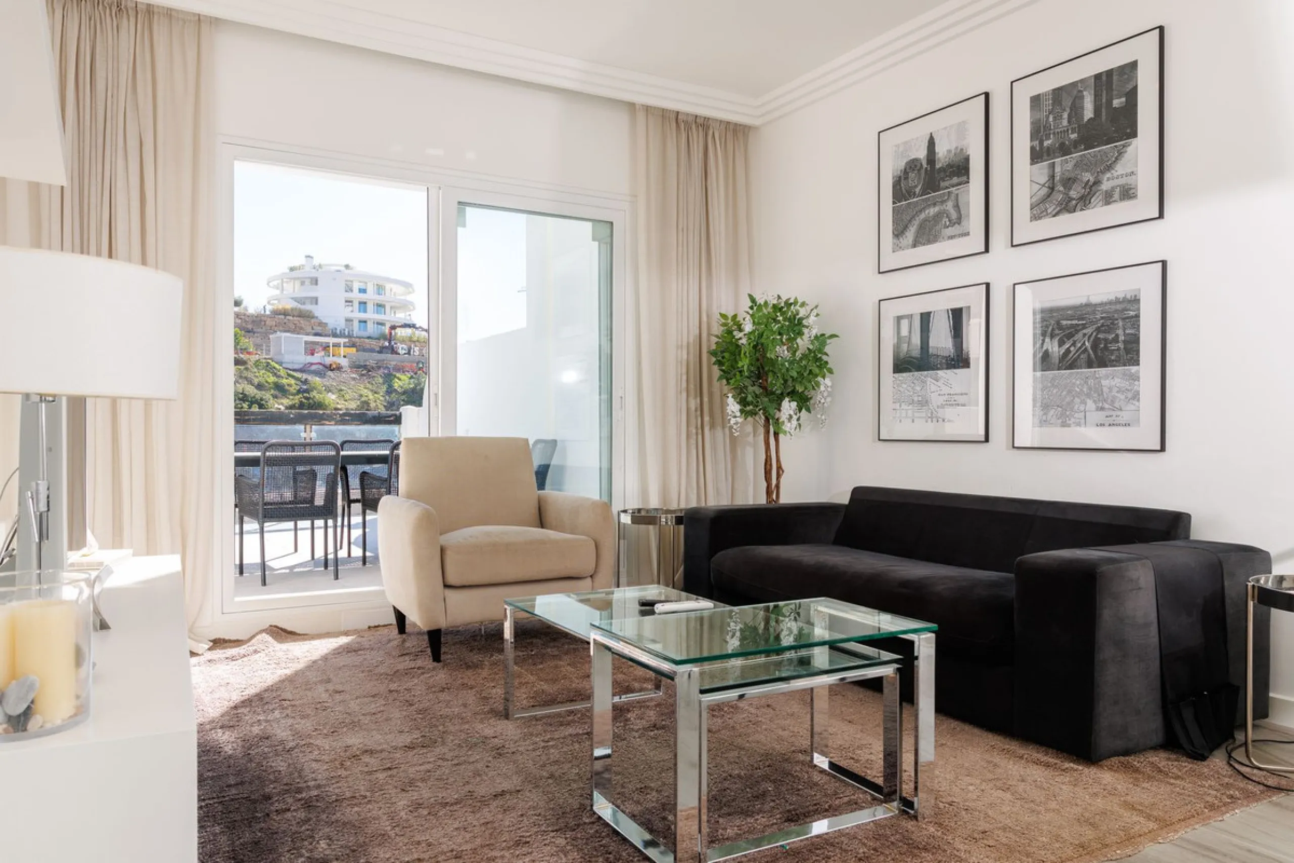 A charming residential apartment located within the Green Valley – Phase III development in the prestigious area of Benahavís, just a short distance from Marbella. This area is well known for its peaceful surroundings, natural beauty, and proximity to gol