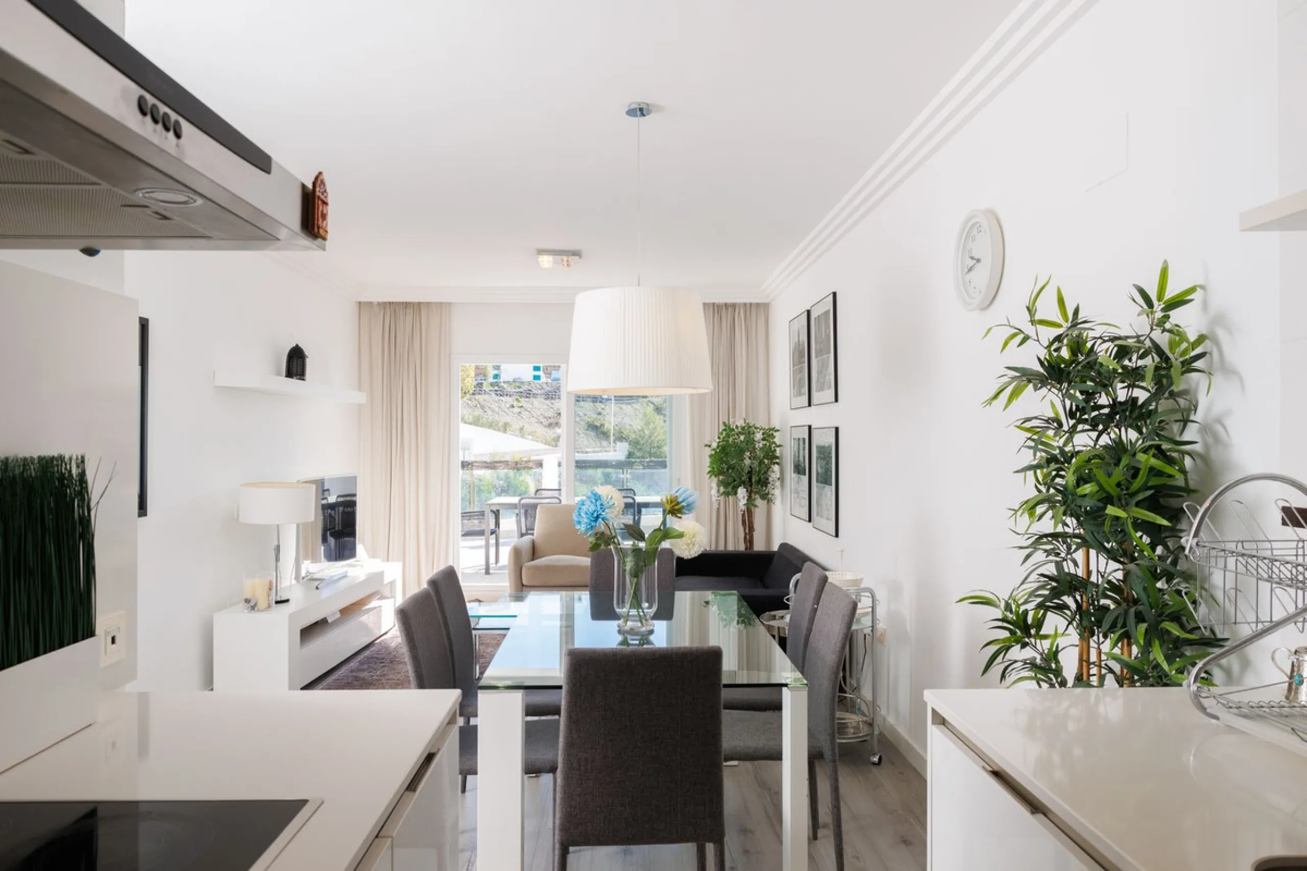 A charming residential apartment located within the Green Valley – Phase III development in the prestigious area of Benahavís, just a short distance from Marbella. This area is well known for its peaceful surroundings, natural beauty, and proximity to gol