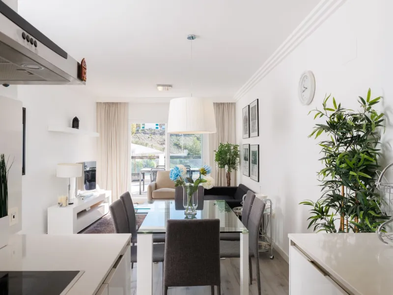 A charming residential apartment located within the Green Valley – Phase III development in the prestigious area of Benahavís, just a short distance from Marbella. This area is well known for its peaceful surroundings, natural beauty, and proximity to gol