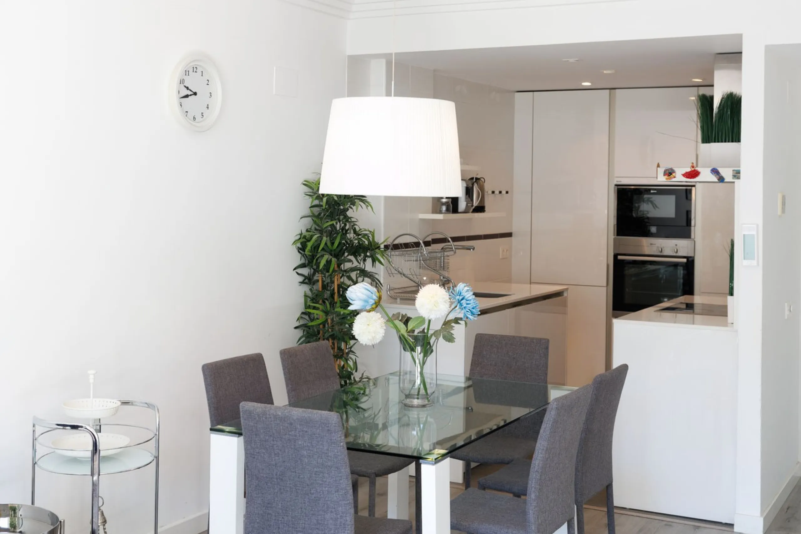 A charming residential apartment located within the Green Valley – Phase III development in the prestigious area of Benahavís, just a short distance from Marbella. This area is well known for its peaceful surroundings, natural beauty, and proximity to gol