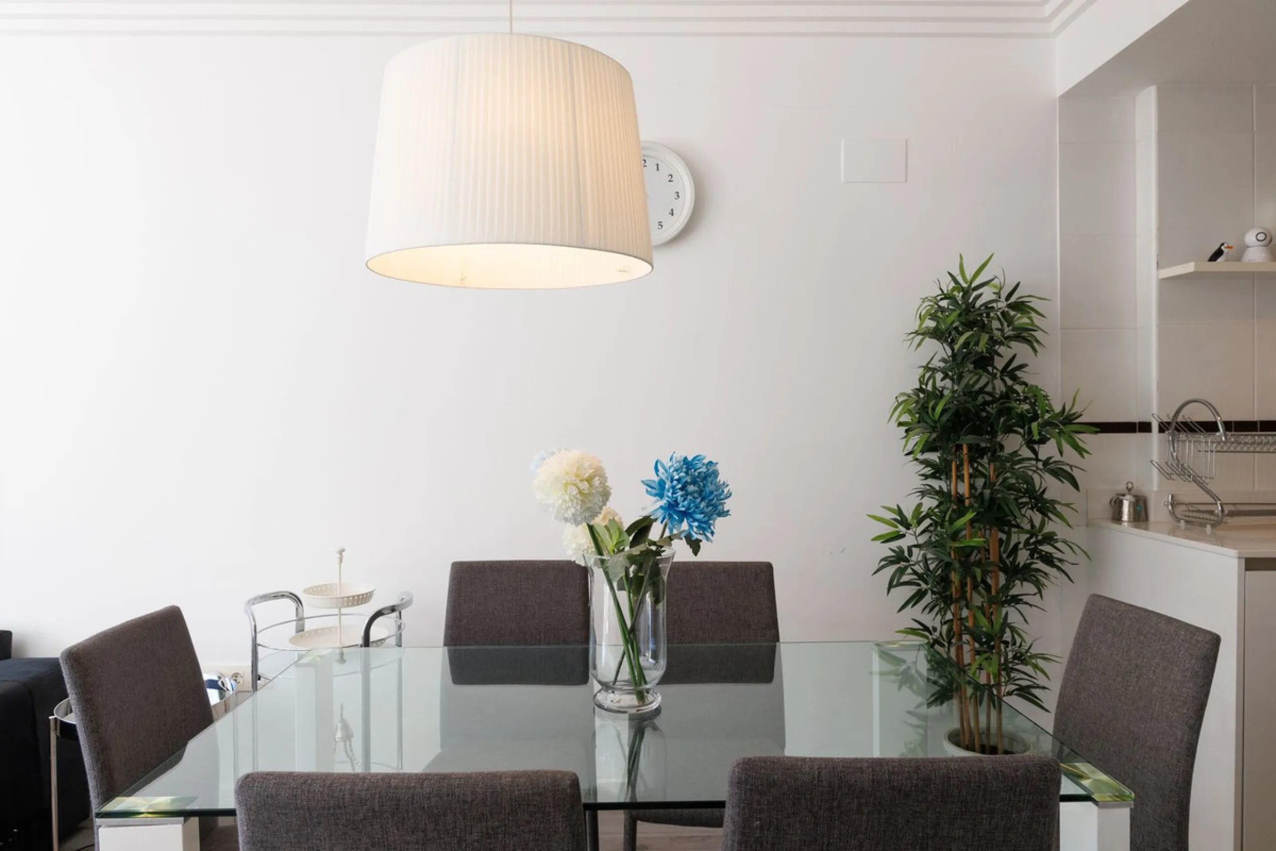 A charming residential apartment located within the Green Valley – Phase III development in the prestigious area of Benahavís, just a short distance from Marbella. This area is well known for its peaceful surroundings, natural beauty, and proximity to gol