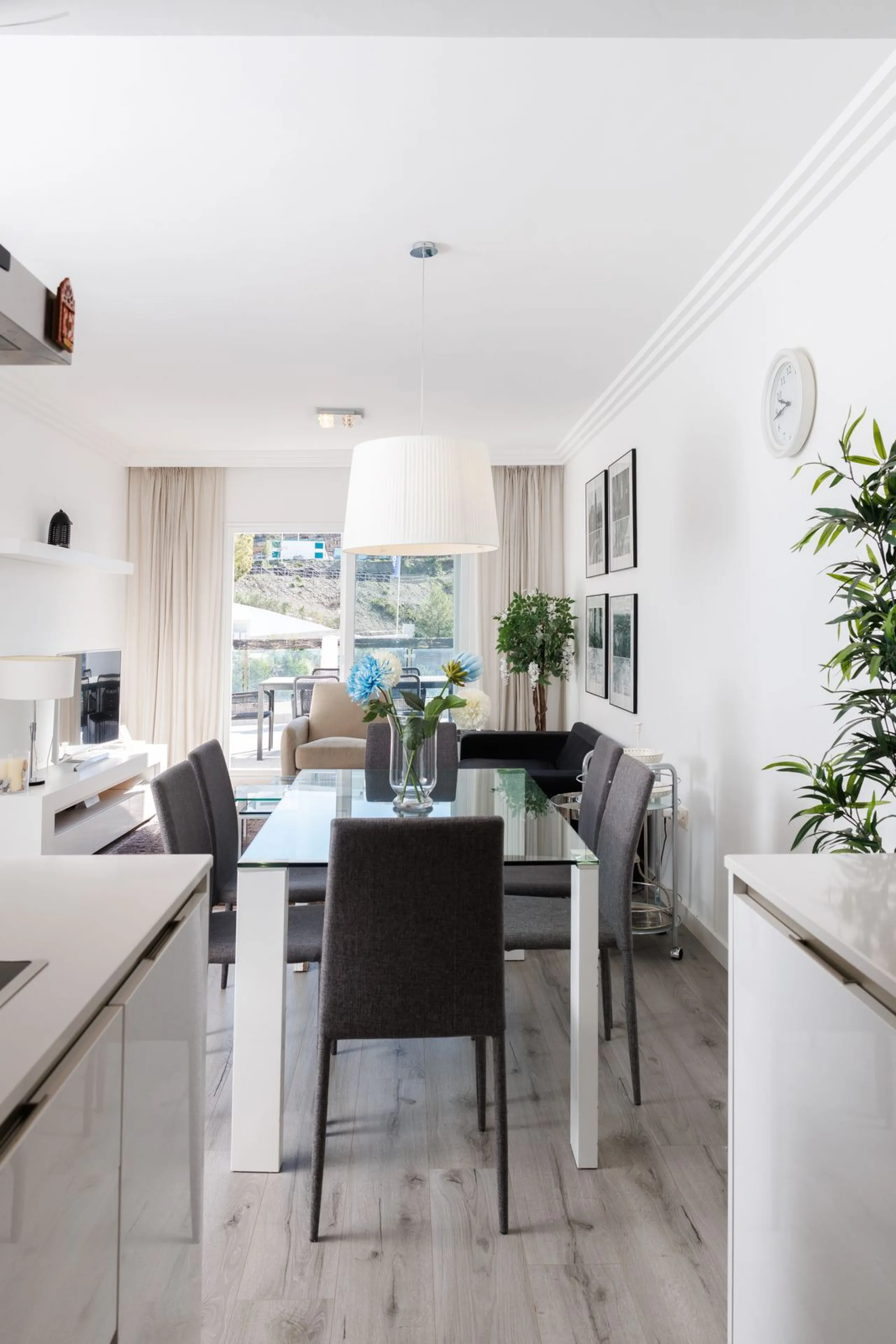 A charming residential apartment located within the Green Valley – Phase III development in the prestigious area of Benahavís, just a short distance from Marbella. This area is well known for its peaceful surroundings, natural beauty, and proximity to gol