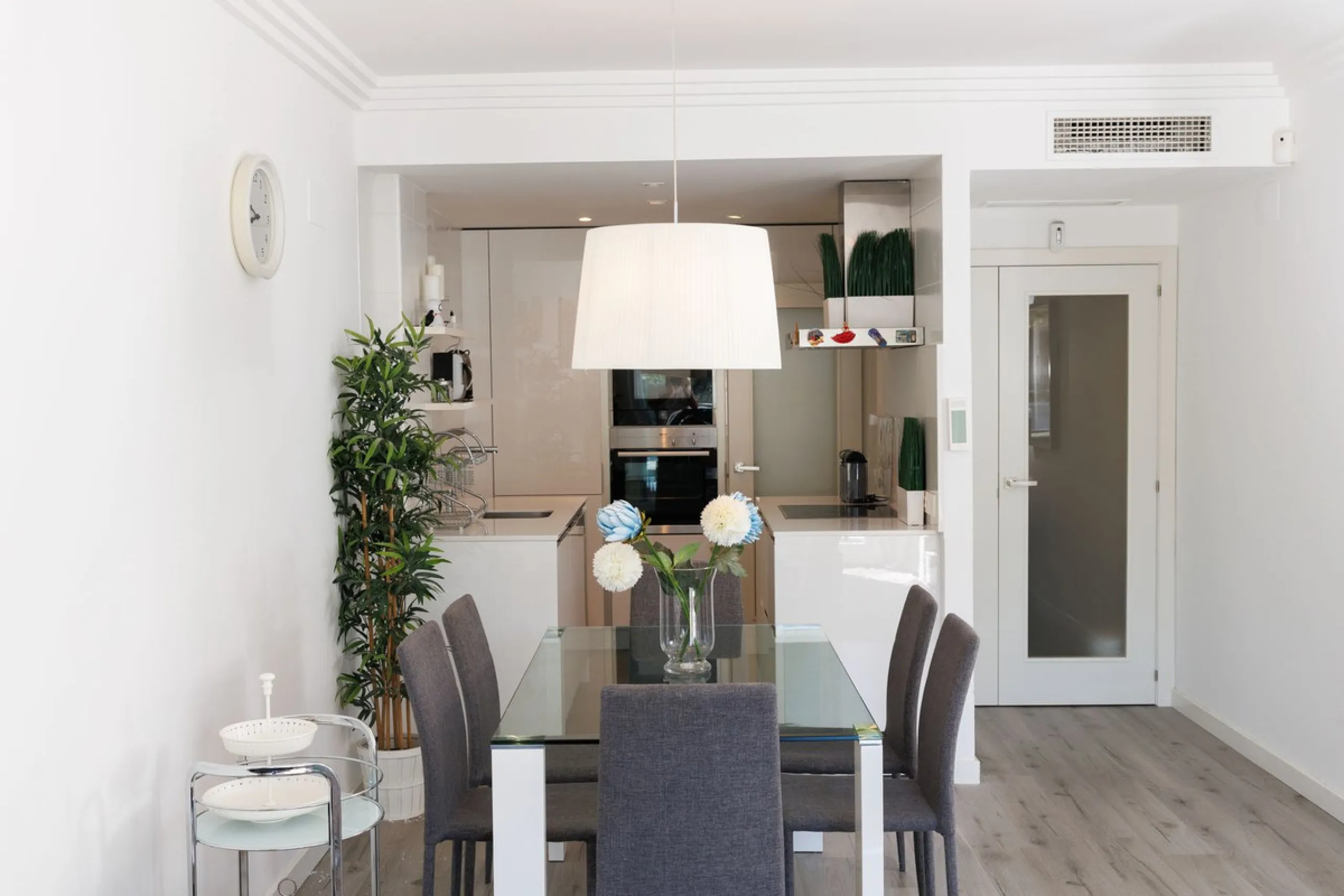 A charming residential apartment located within the Green Valley – Phase III development in the prestigious area of Benahavís, just a short distance from Marbella. This area is well known for its peaceful surroundings, natural beauty, and proximity to gol