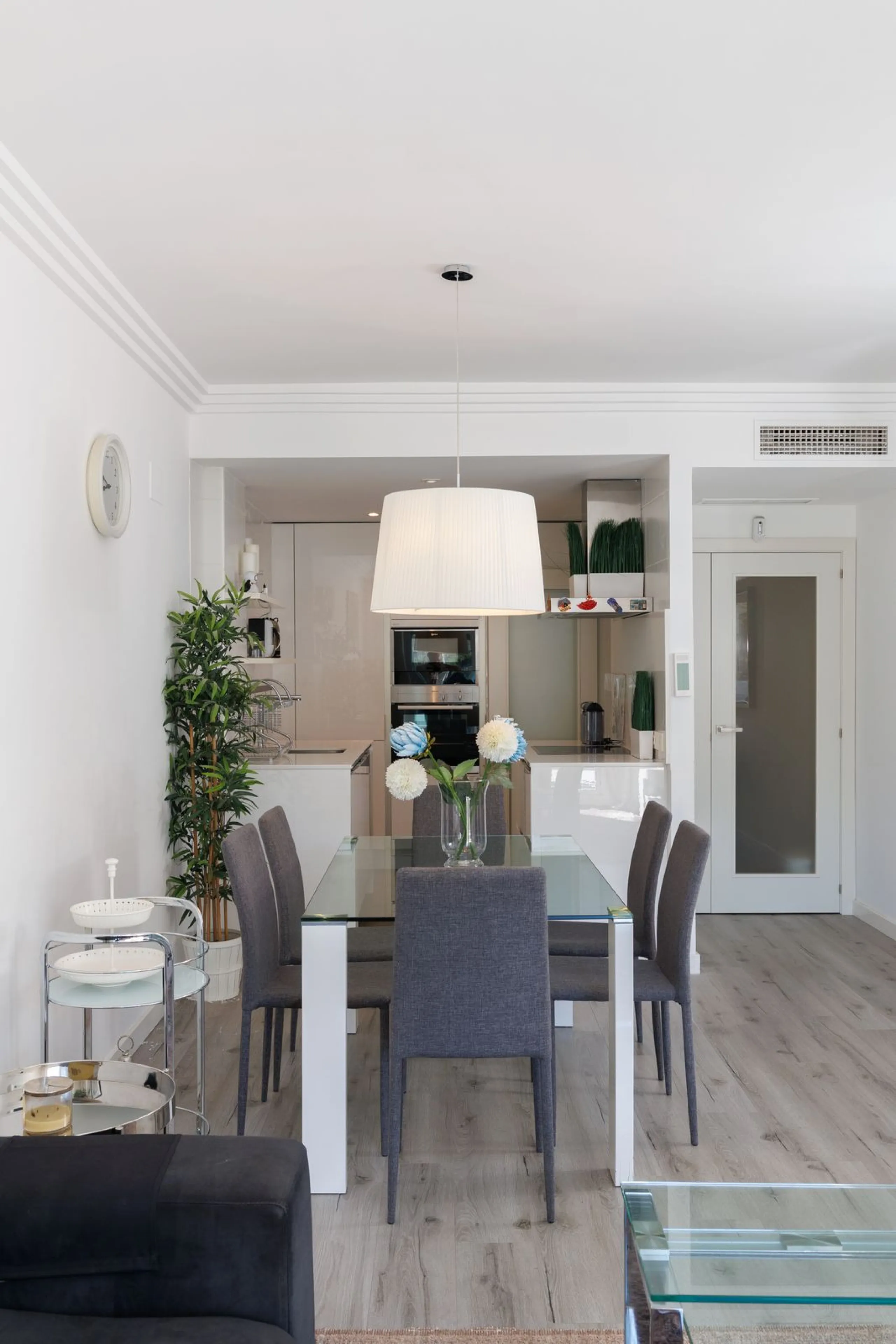 A charming residential apartment located within the Green Valley – Phase III development in the prestigious area of Benahavís, just a short distance from Marbella. This area is well known for its peaceful surroundings, natural beauty, and proximity to gol