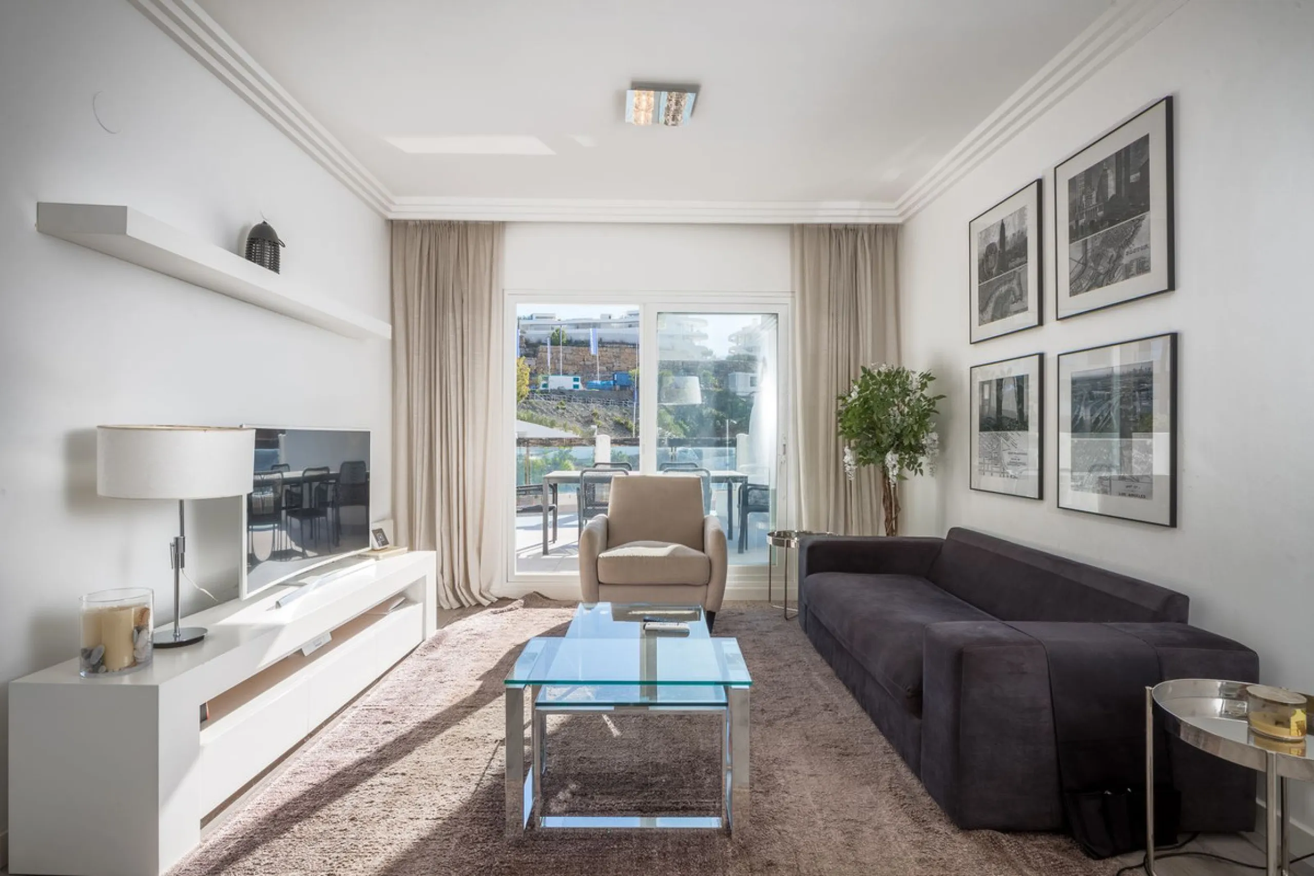 A charming residential apartment located within the Green Valley – Phase III development in the prestigious area of Benahavís, just a short distance from Marbella. This area is well known for its peaceful surroundings, natural beauty, and proximity to gol