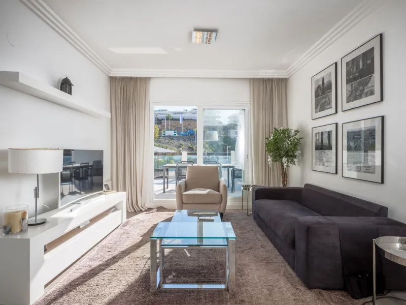 A charming residential apartment located within the Green Valley – Phase III development in the prestigious area of Benahavís, just a short distance from Marbella. This area is well known for its peaceful surroundings, natural beauty, and proximity to gol