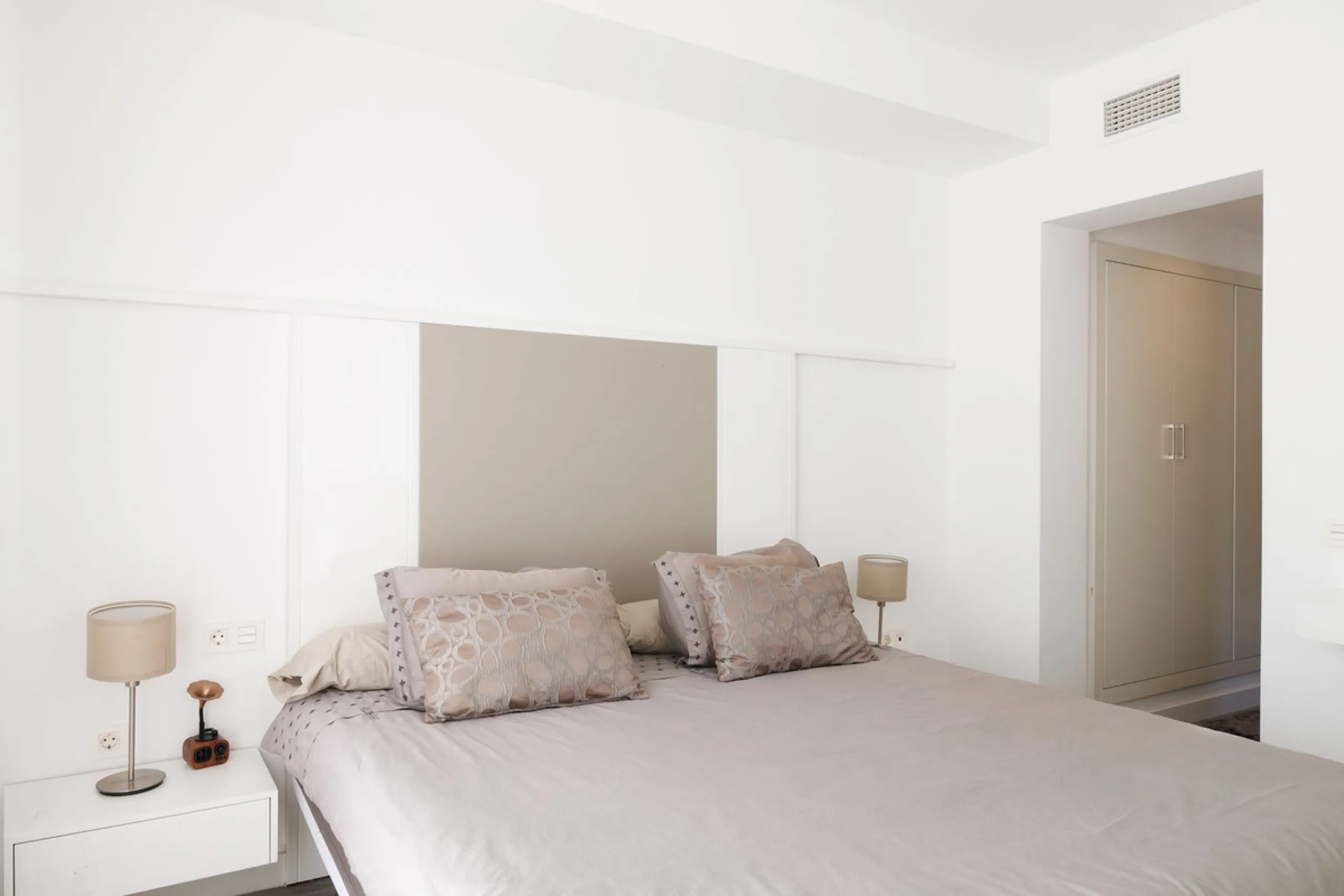 A charming residential apartment located within the Green Valley – Phase III development in the prestigious area of Benahavís, just a short distance from Marbella. This area is well known for its peaceful surroundings, natural beauty, and proximity to gol