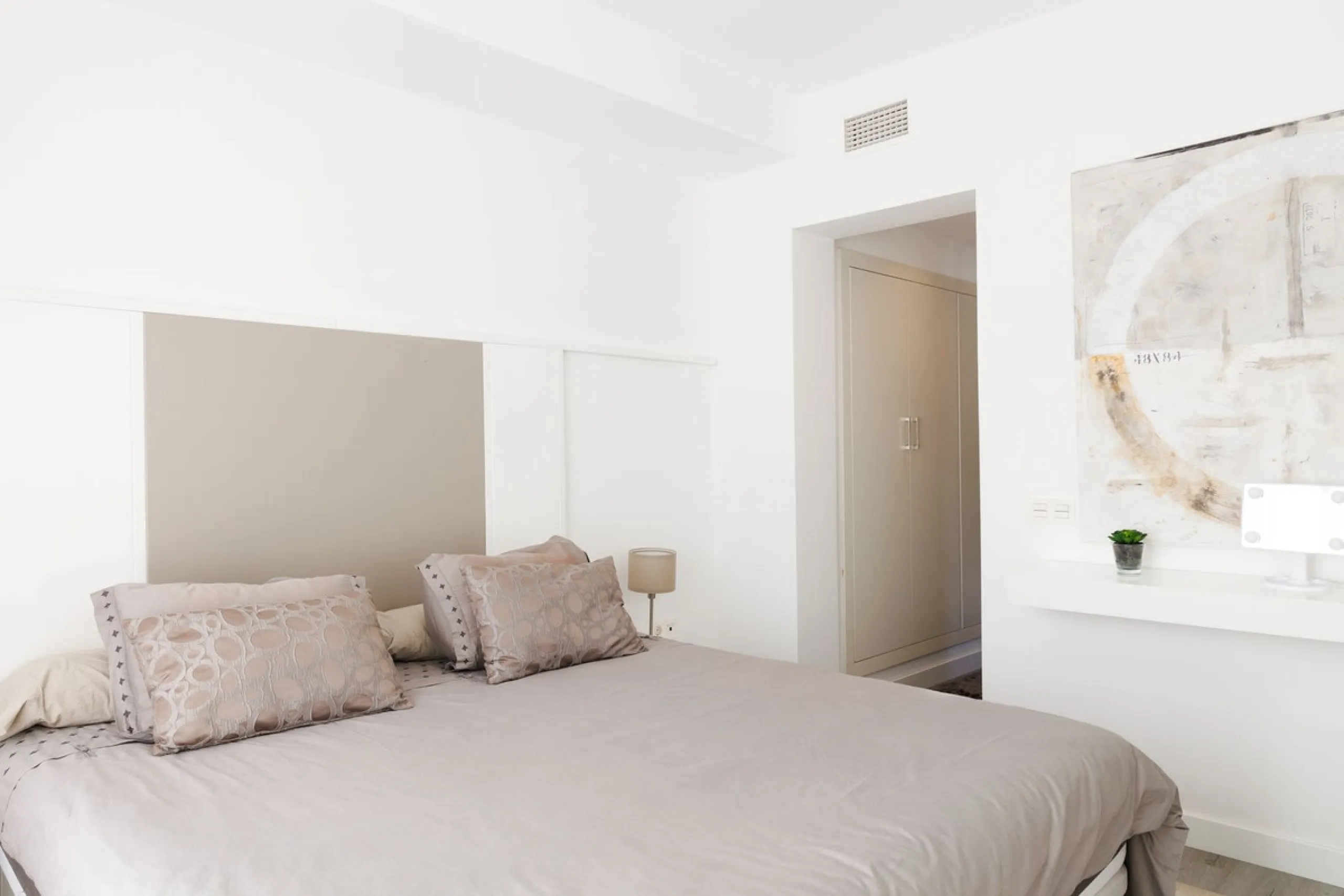 A charming residential apartment located within the Green Valley – Phase III development in the prestigious area of Benahavís, just a short distance from Marbella. This area is well known for its peaceful surroundings, natural beauty, and proximity to gol