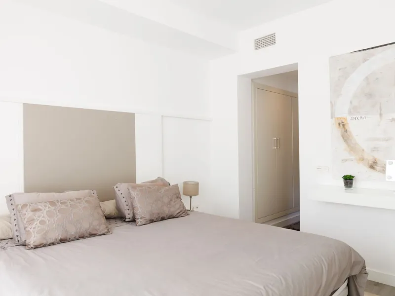 A charming residential apartment located within the Green Valley – Phase III development in the prestigious area of Benahavís, just a short distance from Marbella. This area is well known for its peaceful surroundings, natural beauty, and proximity to gol