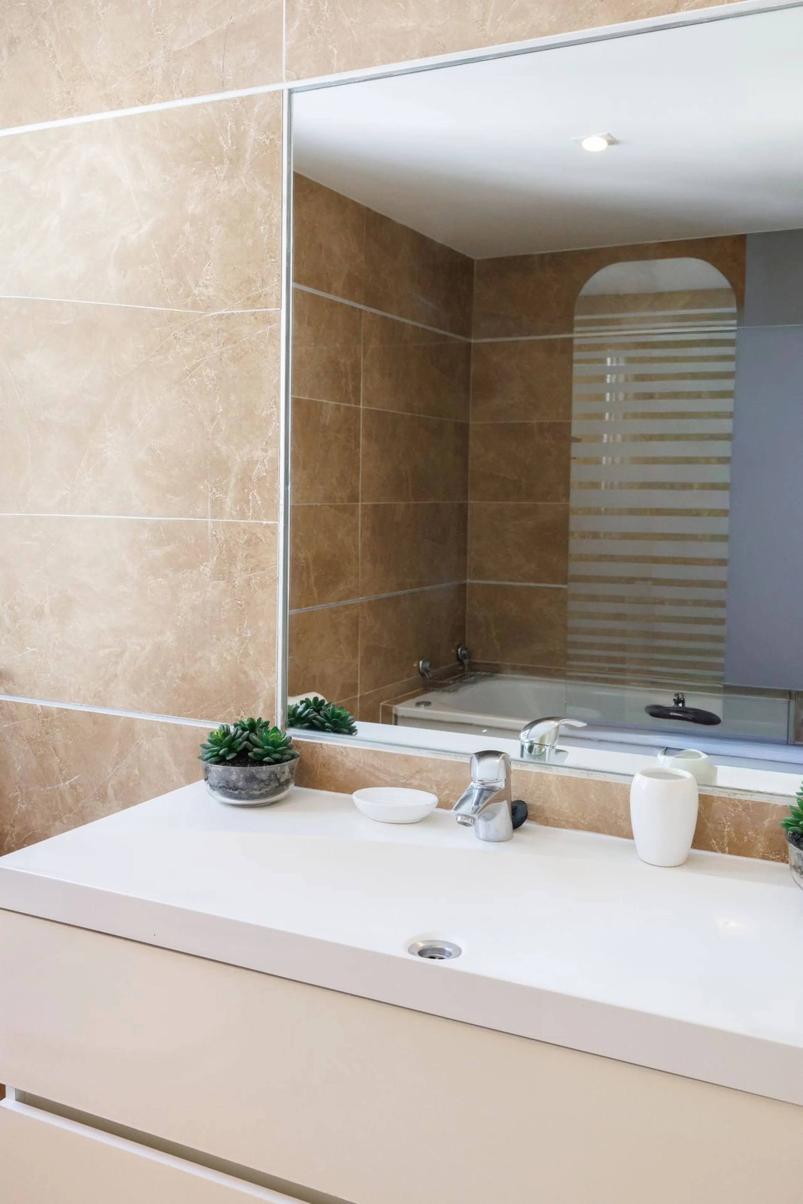 A charming residential apartment located within the Green Valley – Phase III development in the prestigious area of Benahavís, just a short distance from Marbella. This area is well known for its peaceful surroundings, natural beauty, and proximity to gol