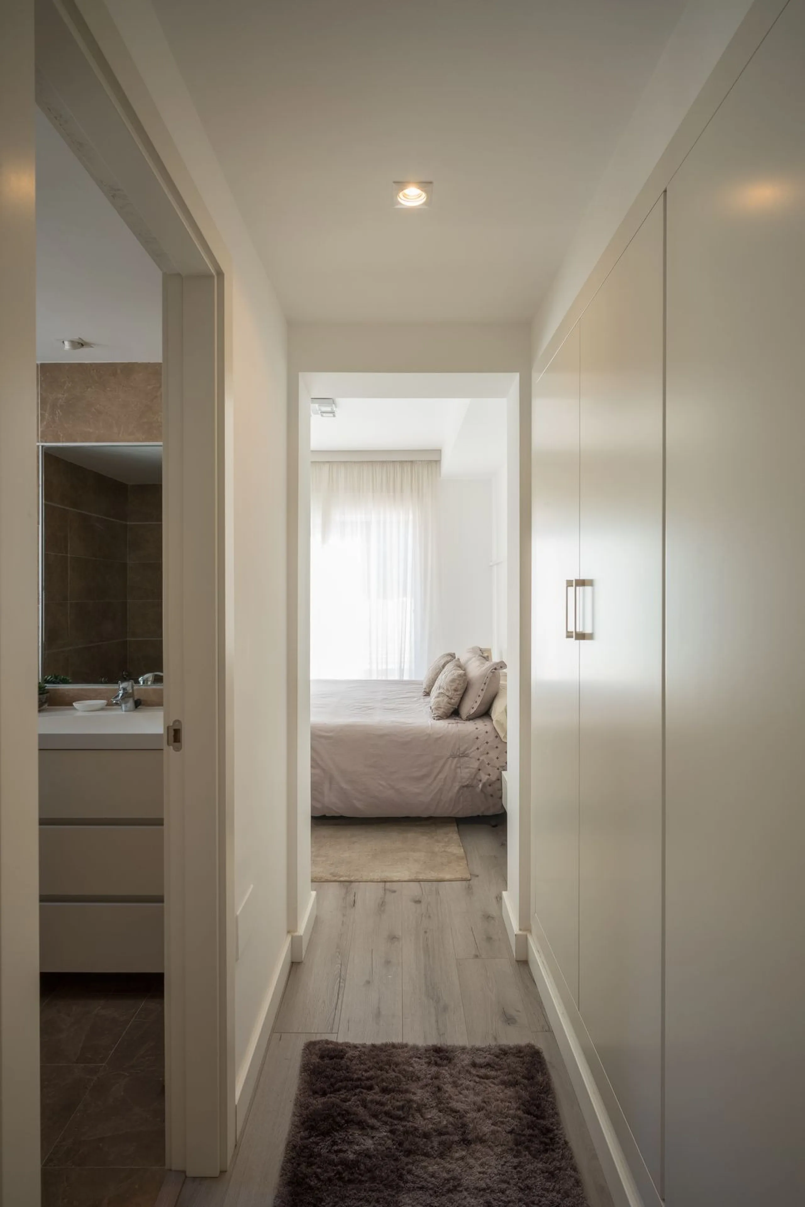 A charming residential apartment located within the Green Valley – Phase III development in the prestigious area of Benahavís, just a short distance from Marbella. This area is well known for its peaceful surroundings, natural beauty, and proximity to gol