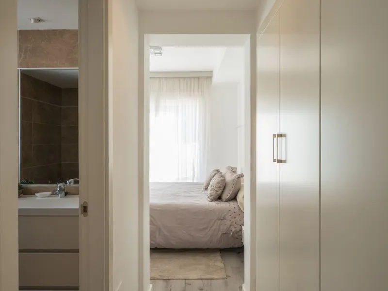 A charming residential apartment located within the Green Valley – Phase III development in the prestigious area of Benahavís, just a short distance from Marbella. This area is well known for its peaceful surroundings, natural beauty, and proximity to gol