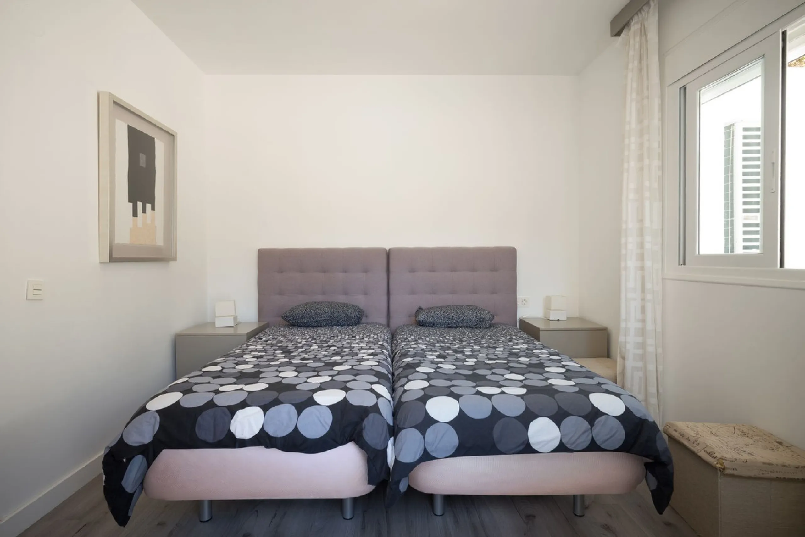 A charming residential apartment located within the Green Valley – Phase III development in the prestigious area of Benahavís, just a short distance from Marbella. This area is well known for its peaceful surroundings, natural beauty, and proximity to gol