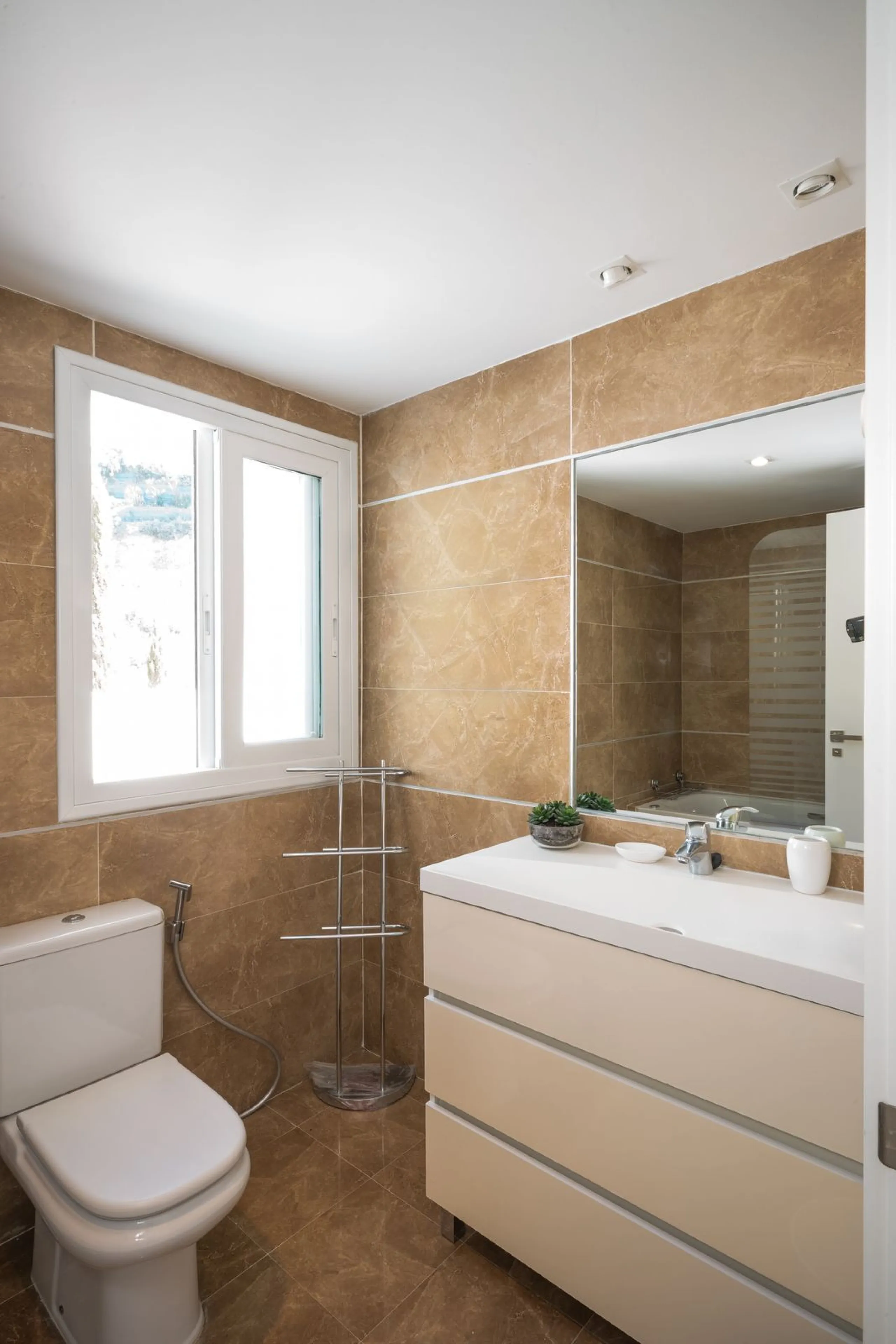 A charming residential apartment located within the Green Valley – Phase III development in the prestigious area of Benahavís, just a short distance from Marbella. This area is well known for its peaceful surroundings, natural beauty, and proximity to gol