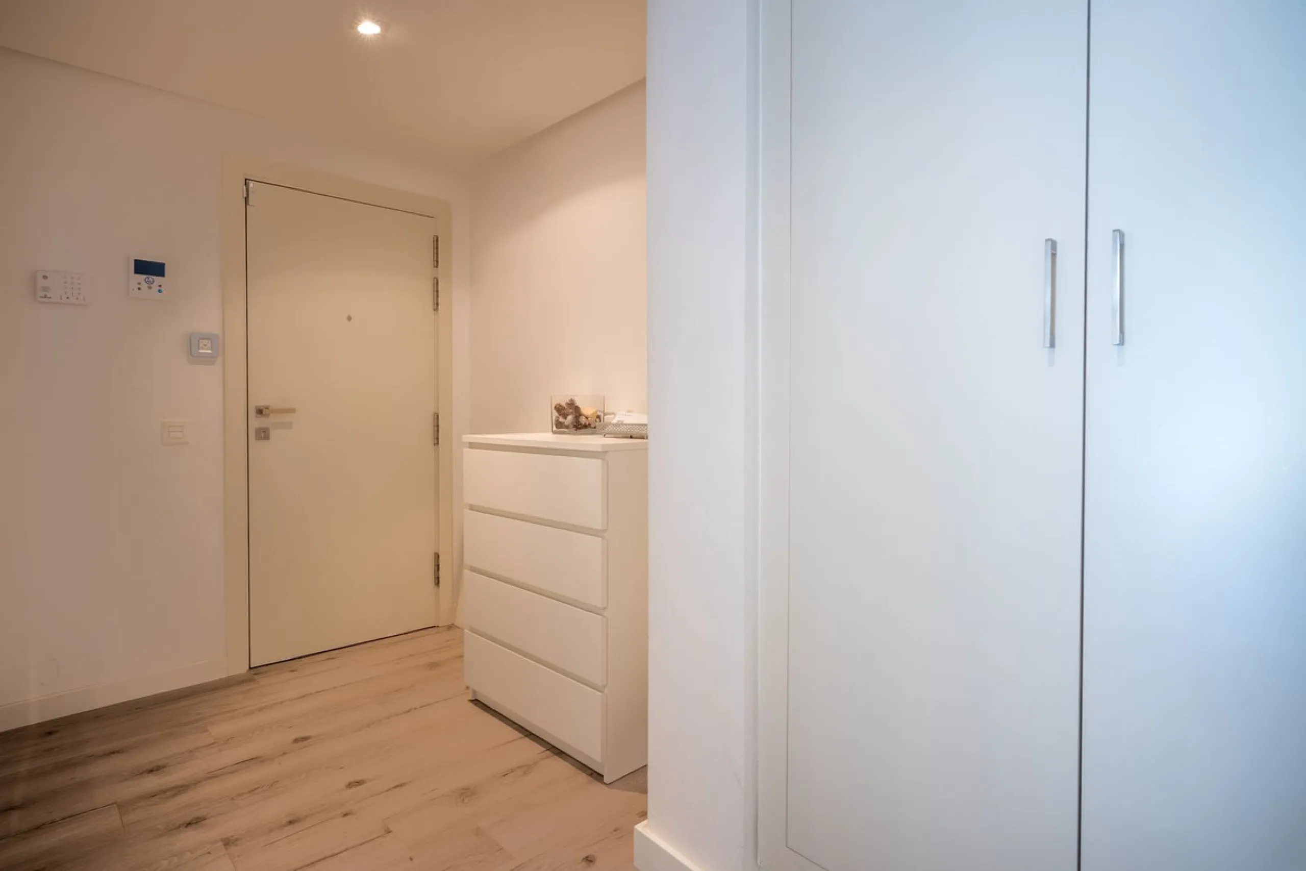 A charming residential apartment located within the Green Valley – Phase III development in the prestigious area of Benahavís, just a short distance from Marbella. This area is well known for its peaceful surroundings, natural beauty, and proximity to gol