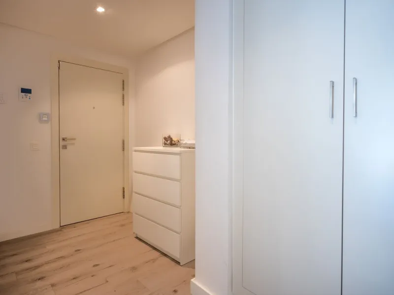 A charming residential apartment located within the Green Valley – Phase III development in the prestigious area of Benahavís, just a short distance from Marbella. This area is well known for its peaceful surroundings, natural beauty, and proximity to gol