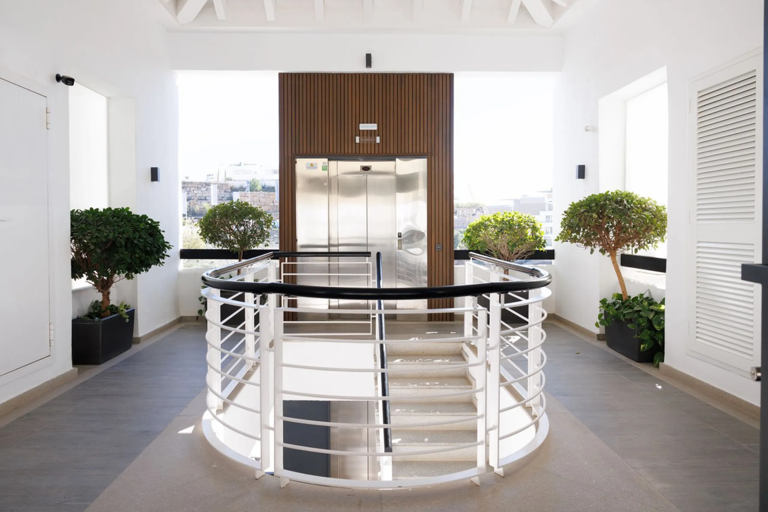 A charming residential apartment located within the Green Valley – Phase III development in the prestigious area of Benahavís, just a short distance from Marbella. This area is well known for its peaceful surroundings, natural beauty, and proximity to gol