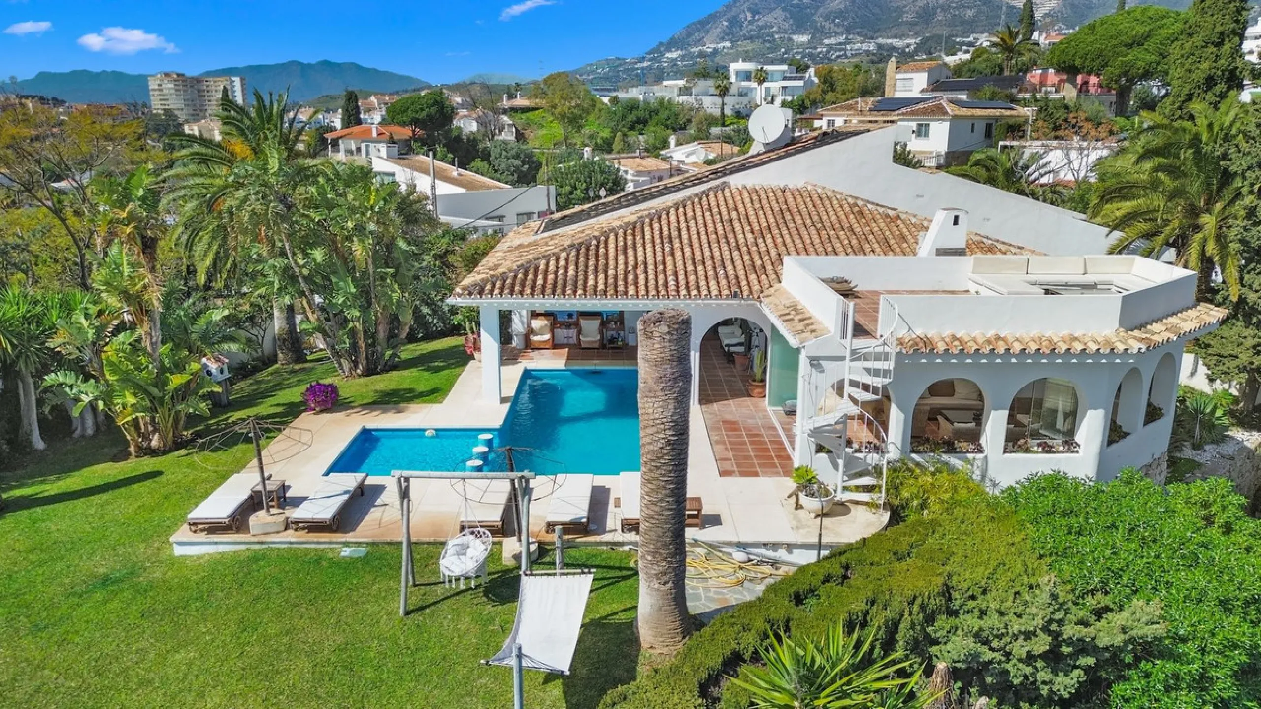 **Panoramic 6-Bedroom Villa with Protected Green Border & 2,100 m² Plot – El Higuerón / El Majadal**