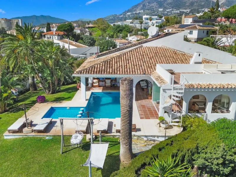 **Panoramic 6-Bedroom Villa with Protected Green Border & 2,100 m² Plot – El Higuerón / El Majadal**