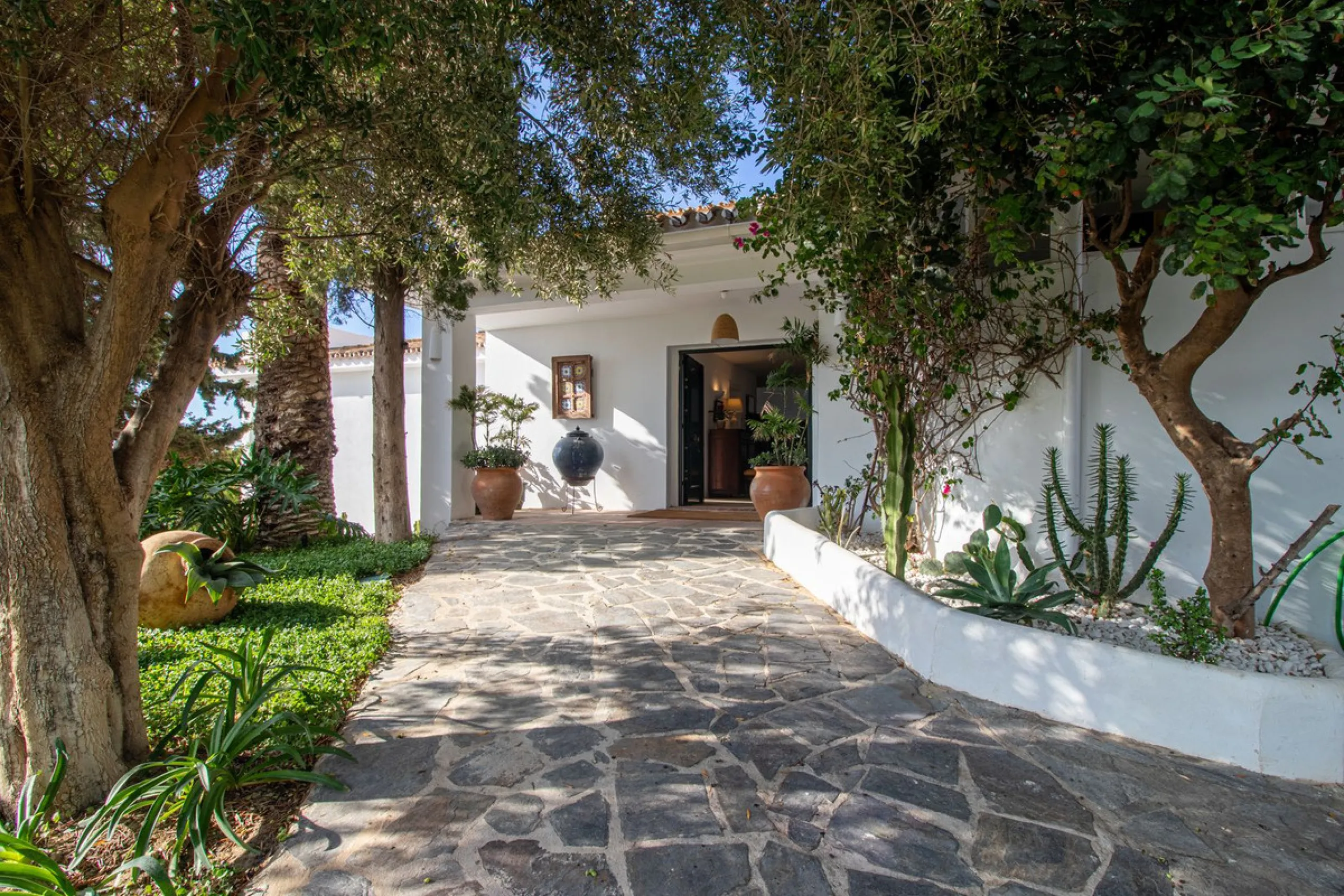 **Panoramic 6-Bedroom Villa with Protected Green Border & 2,100 m² Plot – El Higuerón / El Majadal**