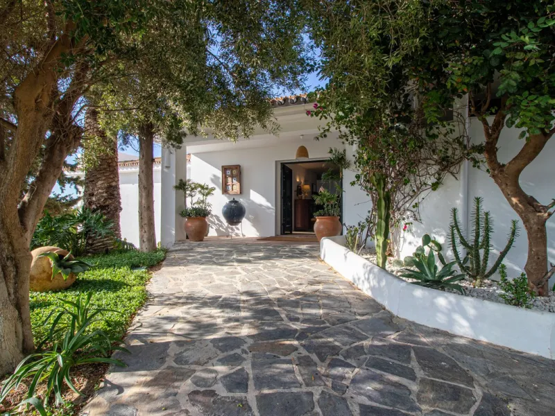 **Panoramic 6-Bedroom Villa with Protected Green Border & 2,100 m² Plot – El Higuerón / El Majadal**