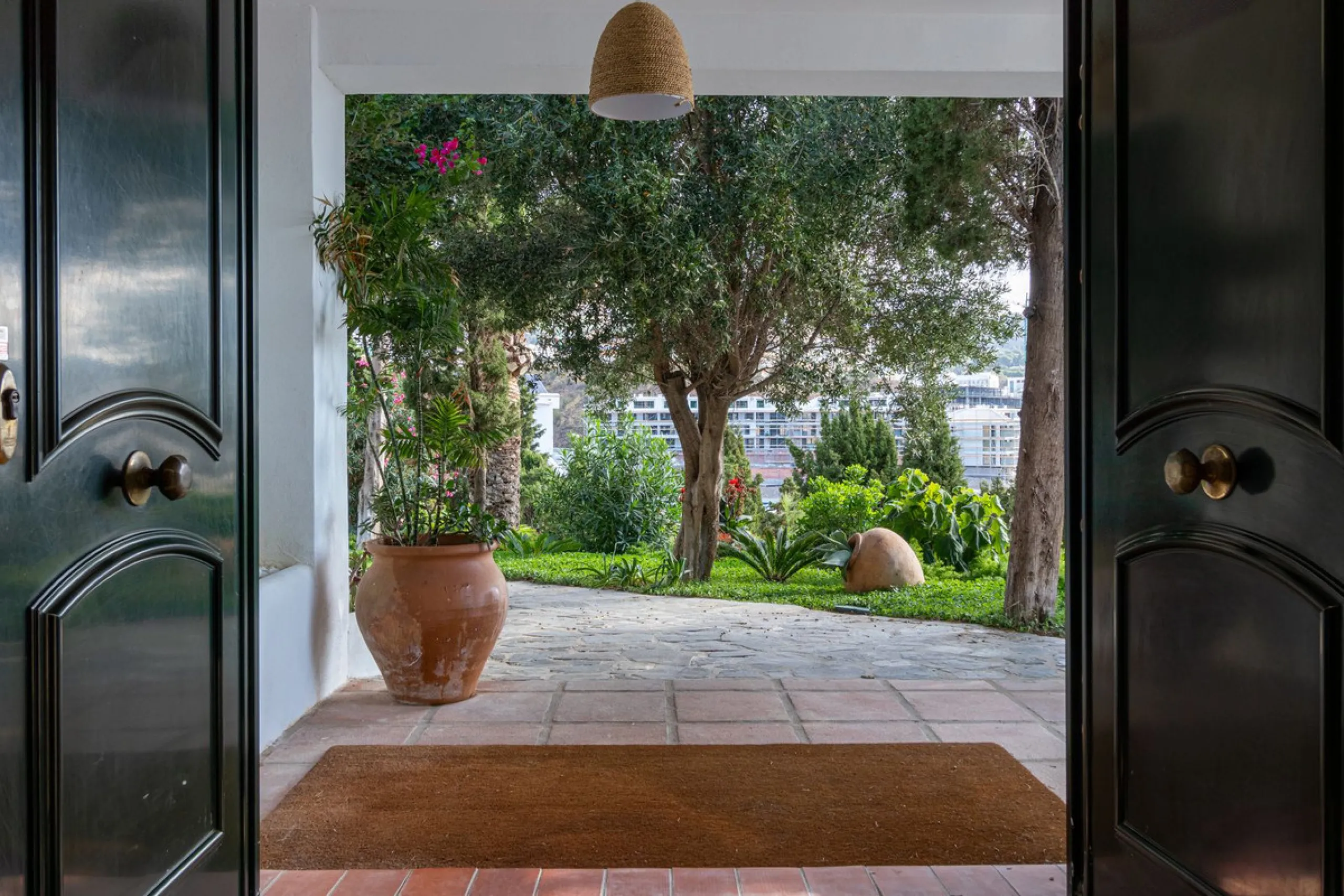 **Panoramic 6-Bedroom Villa with Protected Green Border & 2,100 m² Plot – El Higuerón / El Majadal**
