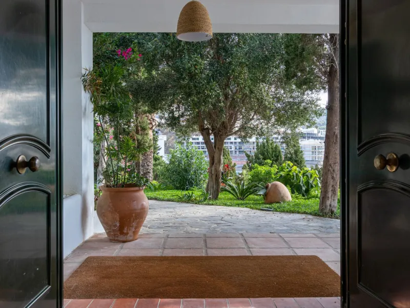 **Panoramic 6-Bedroom Villa with Protected Green Border & 2,100 m² Plot – El Higuerón / El Majadal**