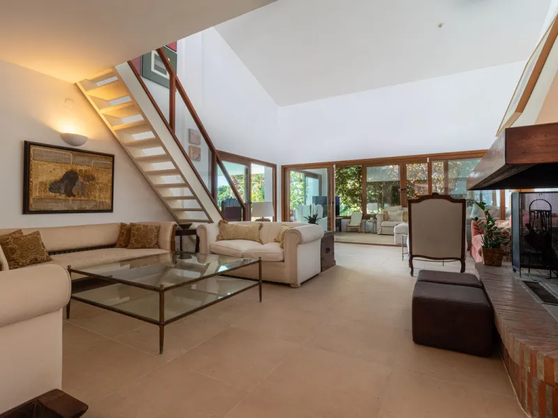 **Panoramic 6-Bedroom Villa with Protected Green Border & 2,100 m² Plot – El Higuerón / El Majadal**